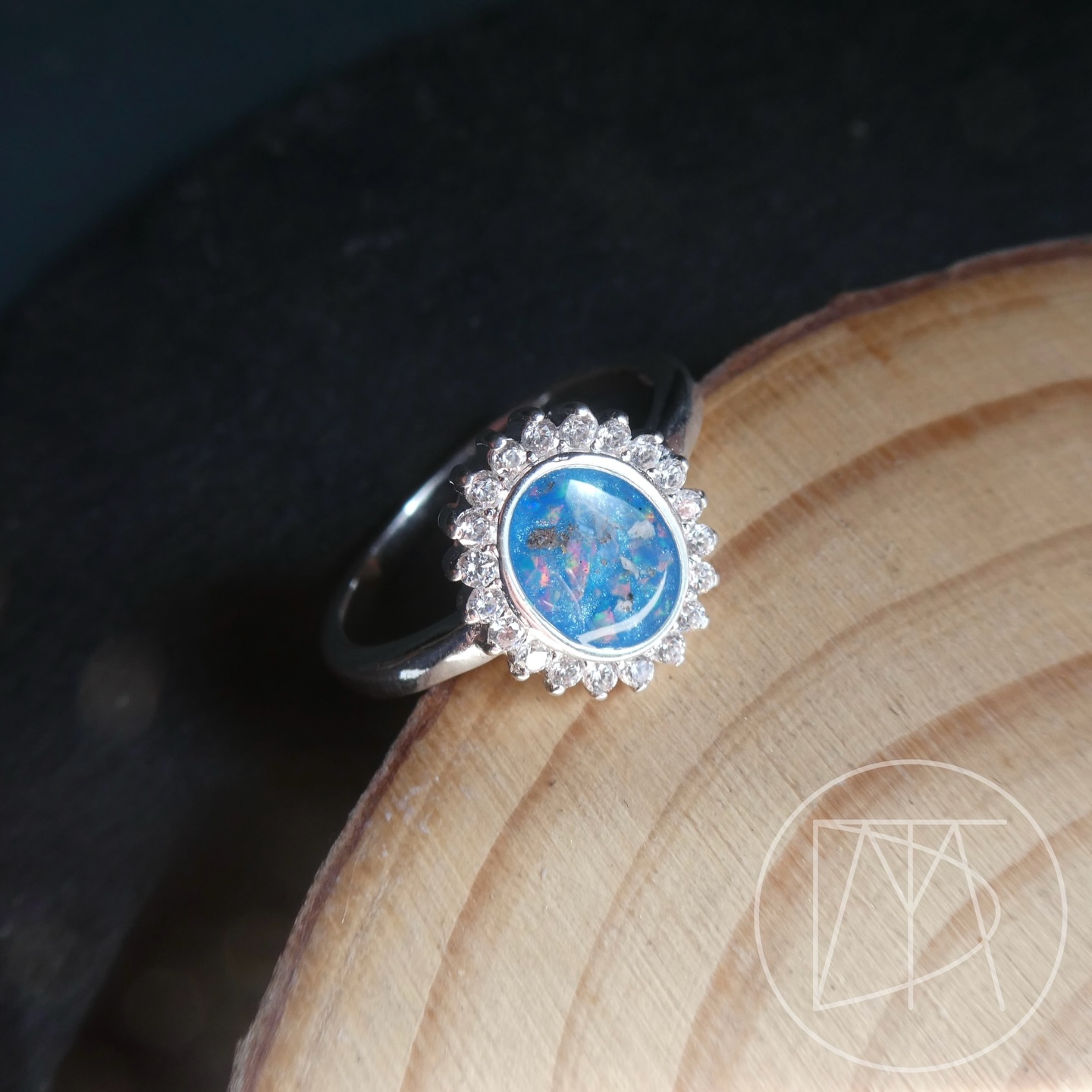 This is a stunning new piece to the collection, this piece brings a beautiful halo to create a timeless look
#memorialjewellery
#AshesIntoJewellery
#GriefSupport
#KeepsakeJewellery
#OpalRing
