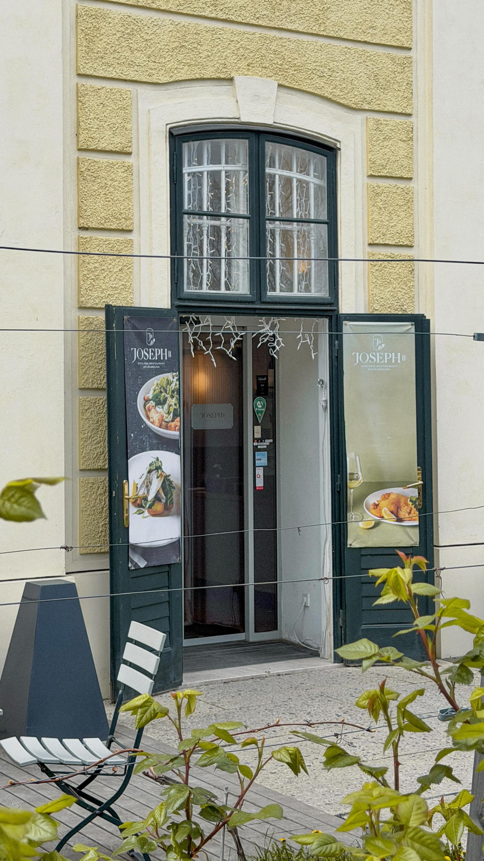 Schönen Sonntag! ☀️ Wir haben Andi für euch gefragt: Muss man die Form wirklich einfetten & mehlieren?
Die Antwort gibts im Video :)
#schlossschönbrunn #restaurantwien #andiwojta #kochtipps #wien