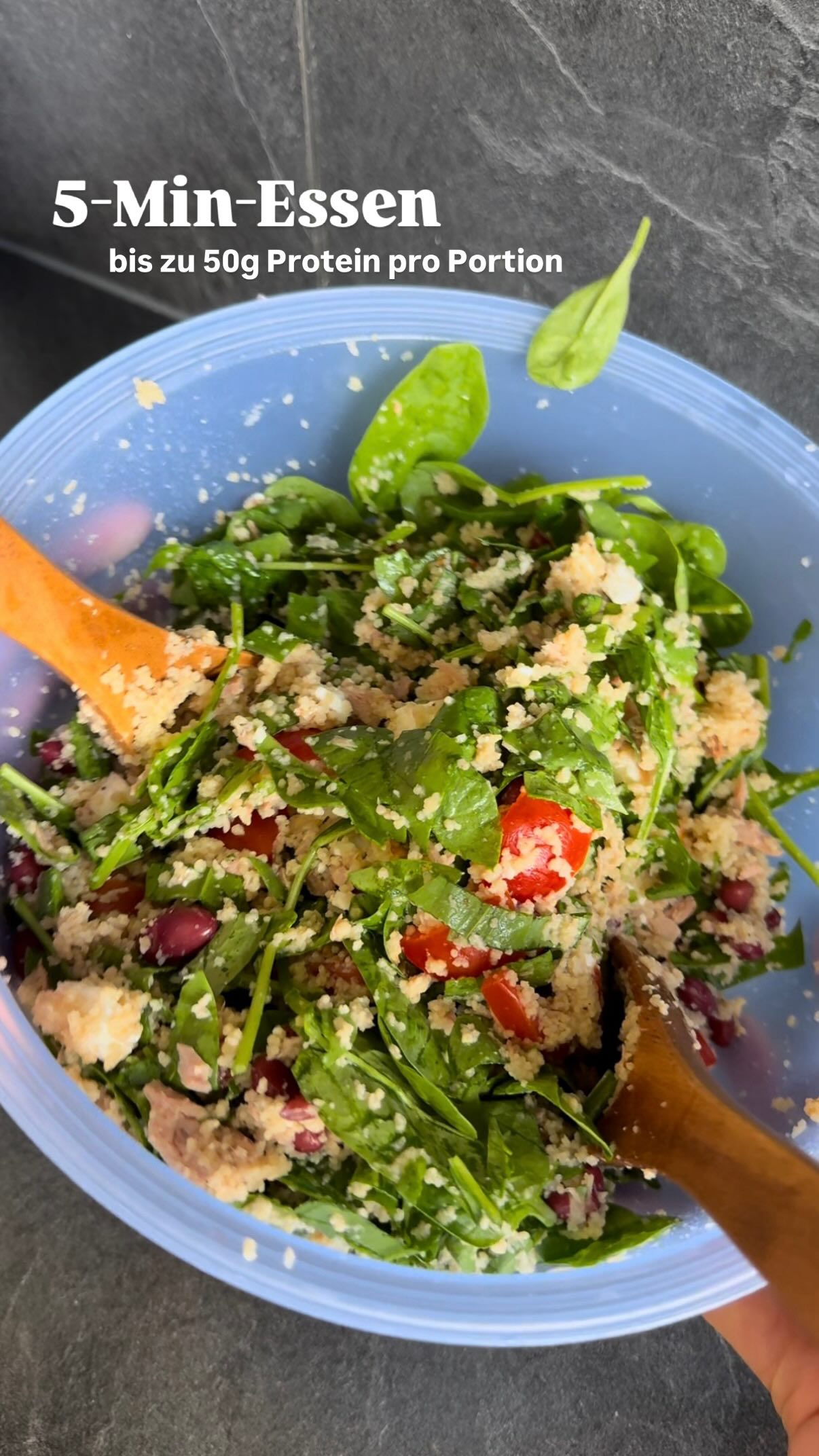 In 5 Min. fertig. Lasst es euch schmecken!!âșïžđđŒ
Zutaten fĂŒr 2-3 Portionen:
1 Tasse Vollkorncouscous (200g)
1 Dose Thunfisch
100g Feta
100g Blattspinat
7 Cherrytomaten
1 Dose Kidneybohnen
Einige BÀrlauchblÀtter
Apfelessig, Olivenöl
Salz, Pfeffer
Zubereitung:
Couscous mit heiĂem Wasser aufgieĂen & salzen. GemĂŒse und Kidneybohnen waschen, Tomaten und Feta klein schneiden. Alle Zutaen in eine groĂe SchĂŒssel geben und abschmecken! ENJOY!!đ
#schnellesrezept #sporternÀhrung #proteinreich #highprotein #gesundeernÀhrung