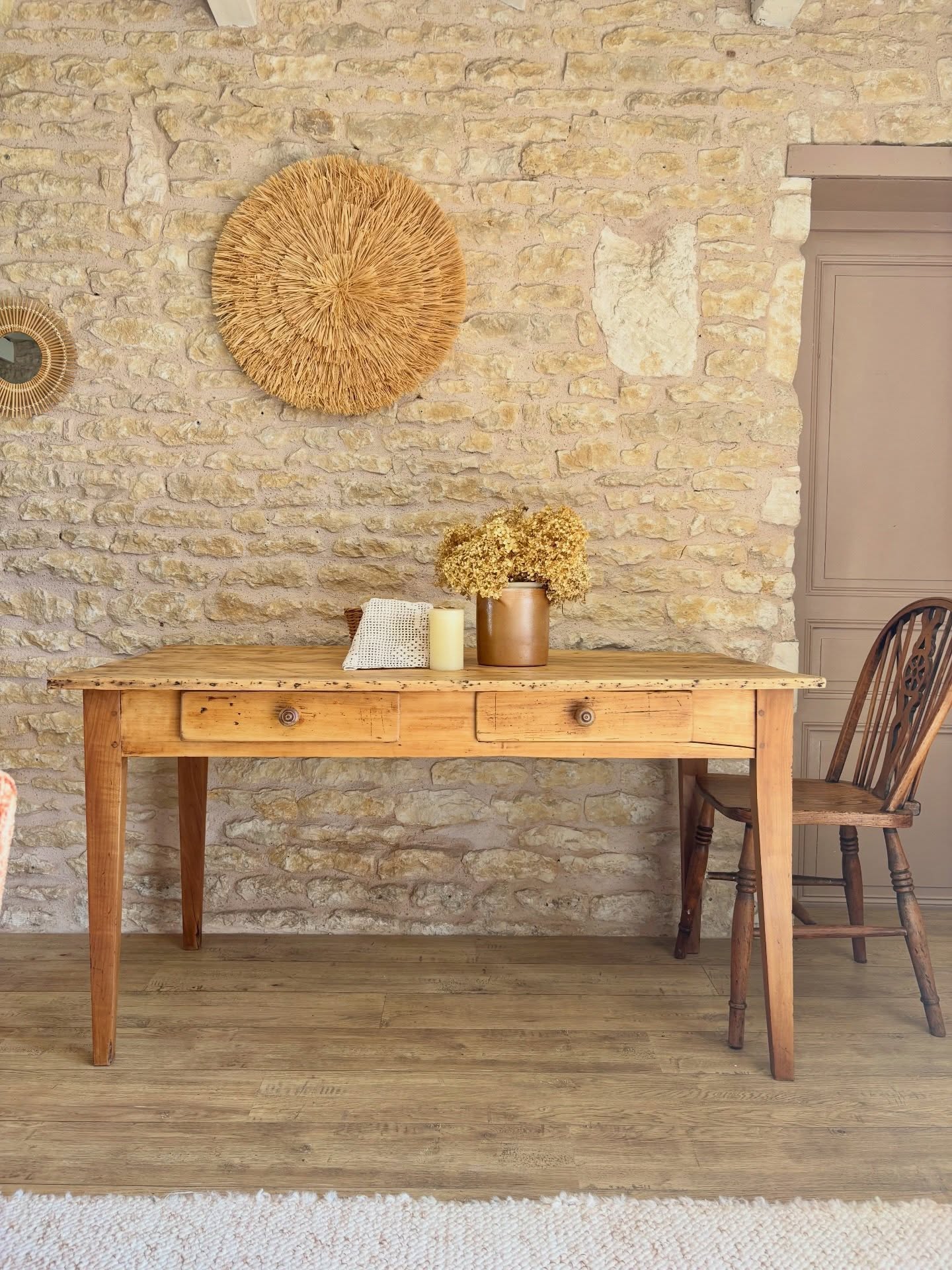 Vendue ❌Pauline, la table de ferme est dispo 🤎
Coup de cœur pour elle avec ses pieds fuseaux et ses 2 tiroirs.
Idéal pour 4 personnes, elle peut aussi accueillir jusqu’à 6 personnes.
Poncée, traitée, réparée et vernis.
Longueur: 140cm
Profondeur : 70,5cm
Hauteur: 75cm
Hauteur sous bassement: 60cm
📦 Retrait au showroom « Chez Louisette » gratuit au 326 AVENUE DE PARIS 79000 Niort sur les horaires d’ouvertures (lundi et vendredi de 12h00 à 18h30 et le samedi de 10h00 à 18h30). Merci de nous indiquer la date et l’heure du retrait et de vous organiser concernant la manutention.
🚚Livraison possible dans les 60km avec supplément.