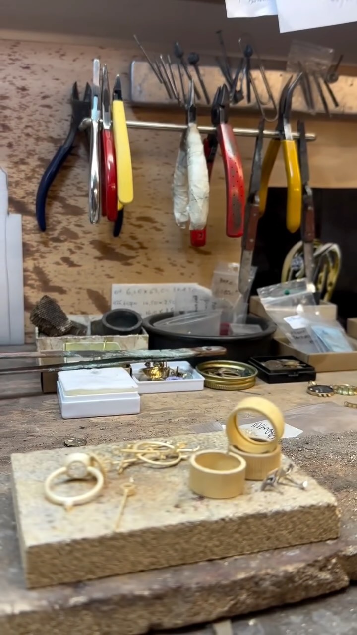 Hands at work, this is our everyday craft.
#fotinipsarouli #fotinipsaroulijewellery #finejewelry #handmadejewelry #fotini