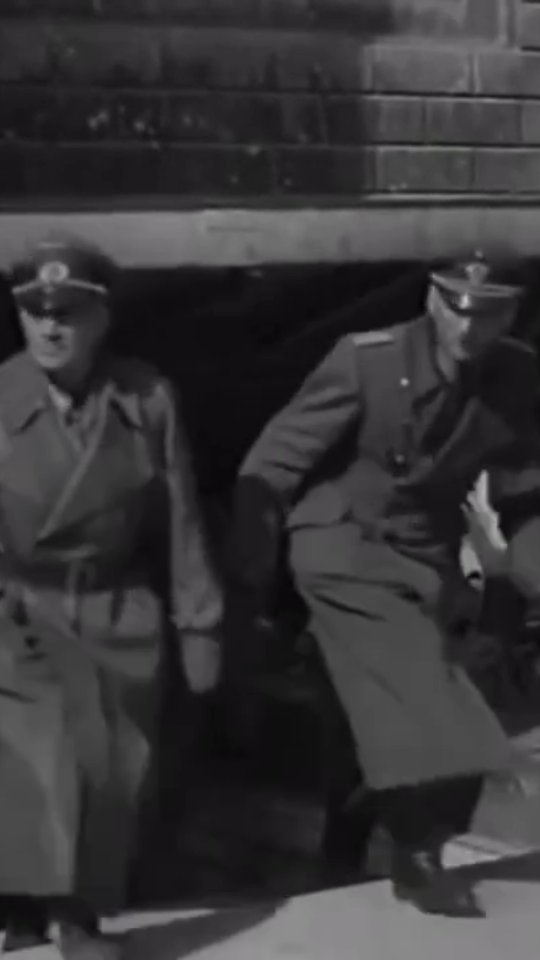 2 мая 1945 года.
Командующий обороной Берлина
генерал Гельмут Вейдлинг
отдаёт приказ о капитуляции.
После смерти Гитлера
и полного истощения ресурсов
сопротивление теряет смысл.
«Прекратить сопротивление немедленно».
Каждый час боя
только увеличивал число жертв.
Этот приказ
переданный по разрушенному городу,
окончательно остановил бои в Берлине.
Финал обороны.
Финал Третьего рейха.
DICTATOURS - история, которую нельзя забывать.
#берлин #1945 #битвазаберлин #втораямировая #история #историяберлина #военнаяистория #гидвберлине #экскурсиивберлине #dictatours #berlinhistory #ww2history #historyreels #darkhistory #europeanhistory #thirdreich #военнаяистория #историягермании