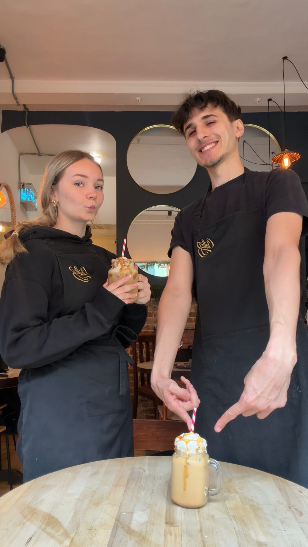 Iced Biscoff Latte Challenge in 60 seconds! 😎💪🏻 Scarlett vs Bailey…
Who’s going to win? 👀
#chillibhitchin #hitchineats #chillibs #coffeemaking