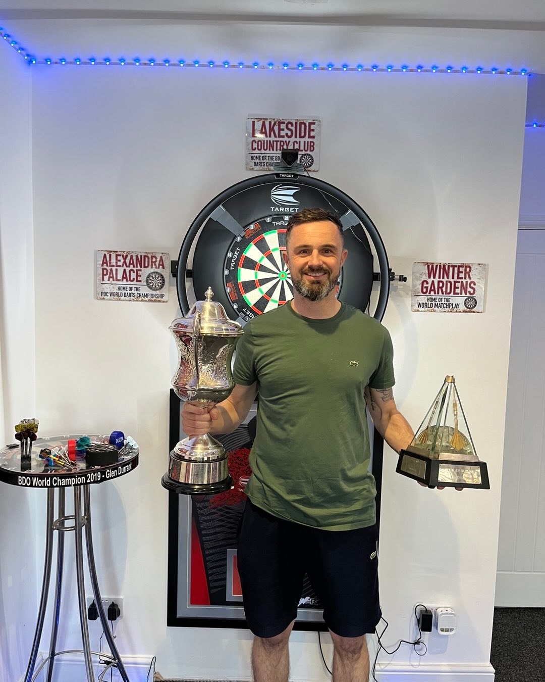 Last week I redeemed my 40th birthday gift off @staciebuckley… a 2-hour darts lesson with @officialglendurrant 👌🏼
Always liked Glen when he was playing, and I’ve got a lot of time for him as a pundit and commentator as well, so to actually spend a bit of time with him, have a throw, and chat through bits of the pro game was class.
My game has already improved and it was great to spend time with a great champion and bloke and hear how it all works at the top, top level.
Fantastic couple of hours and would definitely recommend if you’re into your darts 🎯
#Darts #GlenDurrant #ontheoche