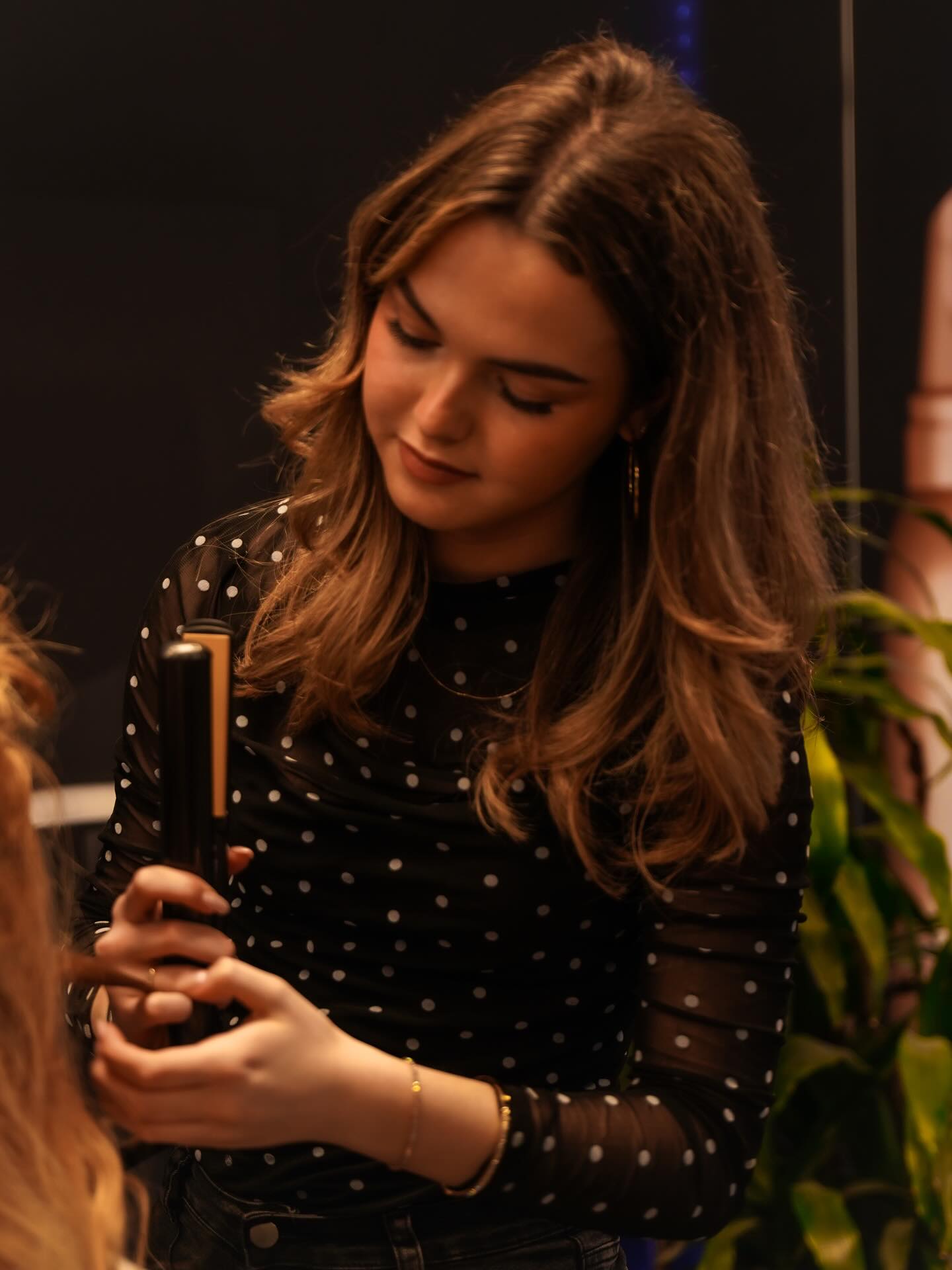 “Wat begon als een snuffelstage, werd iets groters.”
Roos is 18 jaar en werkt inmiddels al 3 jaar bij K&K Kappers.
Ze begon hier op haar 15e met een snuffelstage.
In de jaren daarna groeide het uit tot een plek waar ze zichzelf heeft ontwikkeld.
Over een jaar rondt ze haar opleiding af.
Klaar om met enthousiasme het vak in te stappen.