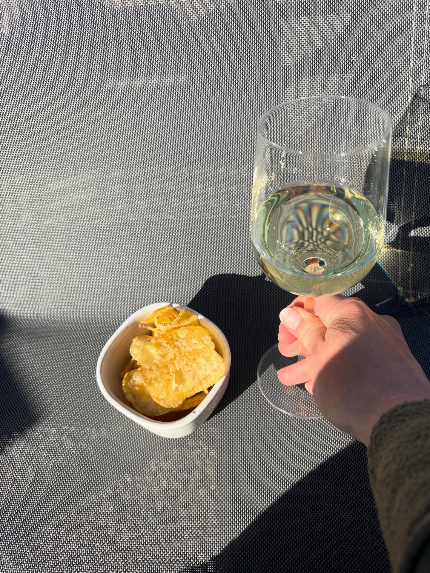 En dag som varit väldigt blandad. Ronnie har blivit pappa. Jag har fått mail med mallar och jag har pratat i tele med en absolut favorit. Avslutar dagen hos min absoluta favorit med ett (två) glas vi och en (två) små skålar med chips. #teamolsen #teamolsenforthewin #levadrömmen #imorgonärenannandag #fokuserapådetsomärbra