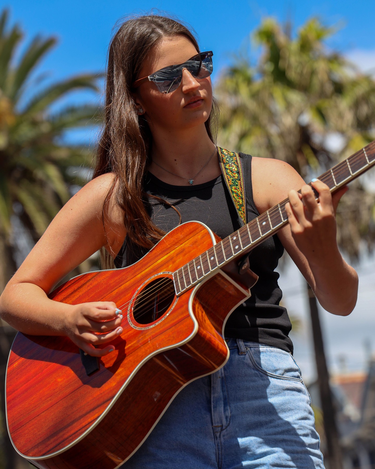 Soak up Manly vibes—slip on your sunnies, let the local busker set the soundtrack, and own the sunshine. ☀️🎶🕶️ #ManlySydney #SummerShades
