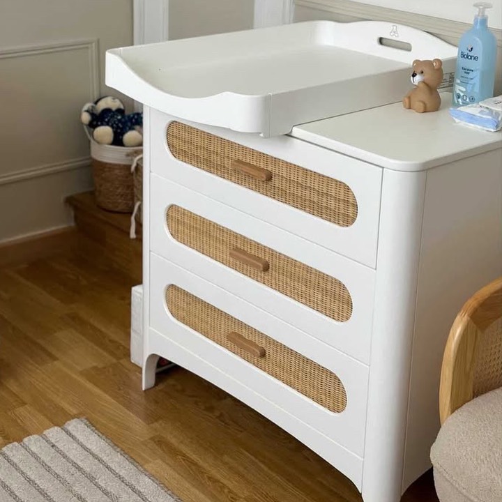 🌿La commode Néréides Neige, nouveauté 2026
Cette commode allie douceur, nature et élégance : inspirée par la mer, elle mêle blanc lumineux, bois et rotin pour créer un univers apaisant et harmonieux
#bois #theobebe #chambrebebe #litbebe #nereides