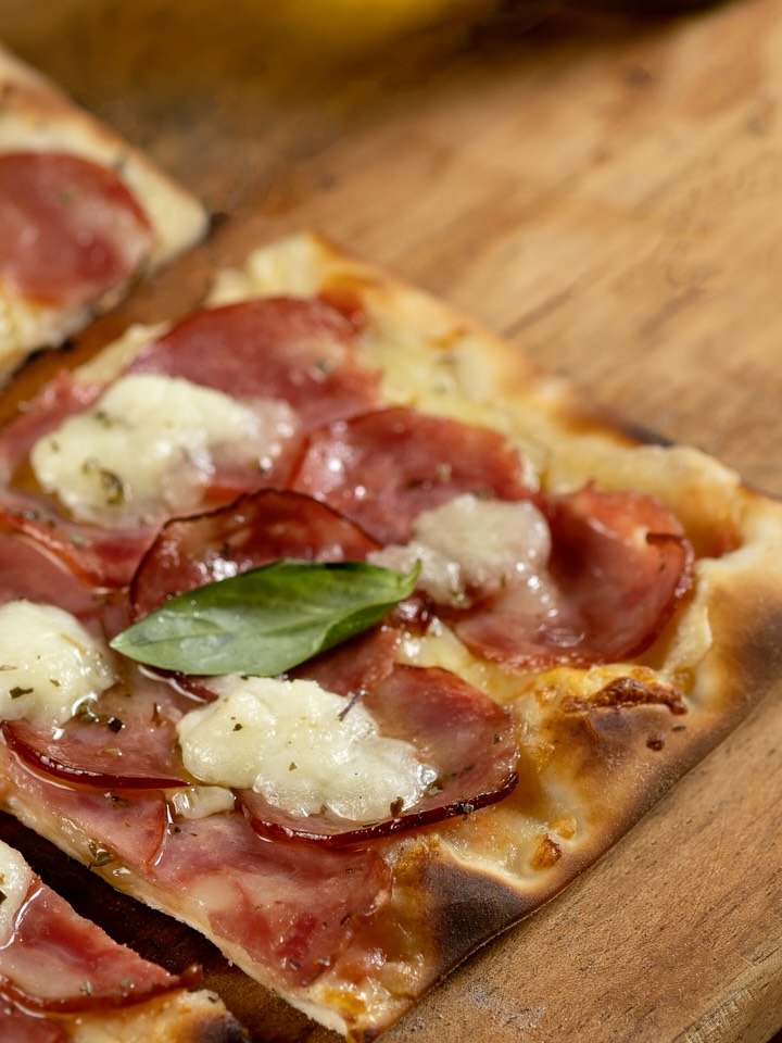 Domingo com pizza e piano ao vivo. O tempo desacelera e o momento ganha outro ritmo.
