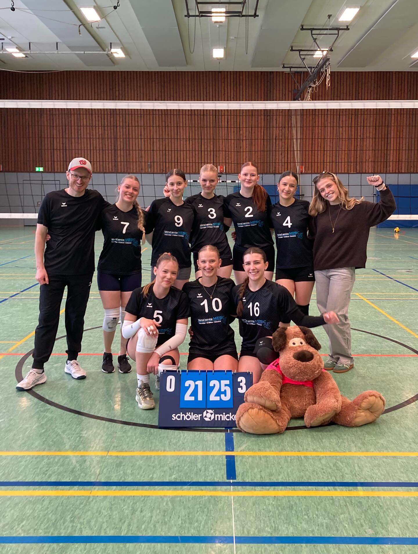Was für ein toller Saisonabschluss für unsere 3. Damen. Am letzten Spieltag ging es nach Hambühren zu den Mädels vom @svhambuehren.volleyball1d . Hier sollte der 5. Platz mit einem Sieg verteidigt werden. Wie schon am letzten Spieltag gab es leider viele Ausfälle zu verkraften. Nichtsdestotrotz ging es hochmotiviert und mit Glitzer im Haar in die Partie. Durch sichere Aufschläge und gute Angriffsaktionen konnte man in den beiden Sätzen, nach kurzer Anfangsnervosität, recht schnell einen komfortablen Vorsprung herausspielen. Im dritten Satz gab es leider einige Verunsicherungen, auch bedingt durch ein fehlerhaftes Scoring-System, sodass man bis kurz vor Schuss noch relativ weit zurücklag. Dann kam aber Jette an dem Aufschlag und gab ihn auch für die nächsten 7 Punkte nicht her und am Ende stand ein verdienter 3:0 Erfolg.
Nach dem Spiel wurde dann noch der vorbeifahrenden Eiswagen gestoppt und geplündert. Insgesamt also ein erfolgreicher Tag.
#tusaltwarmbüchen #tusaltwarmbüchenvolleyball #tussisontour #eisgehtimmer #saisonabschluss