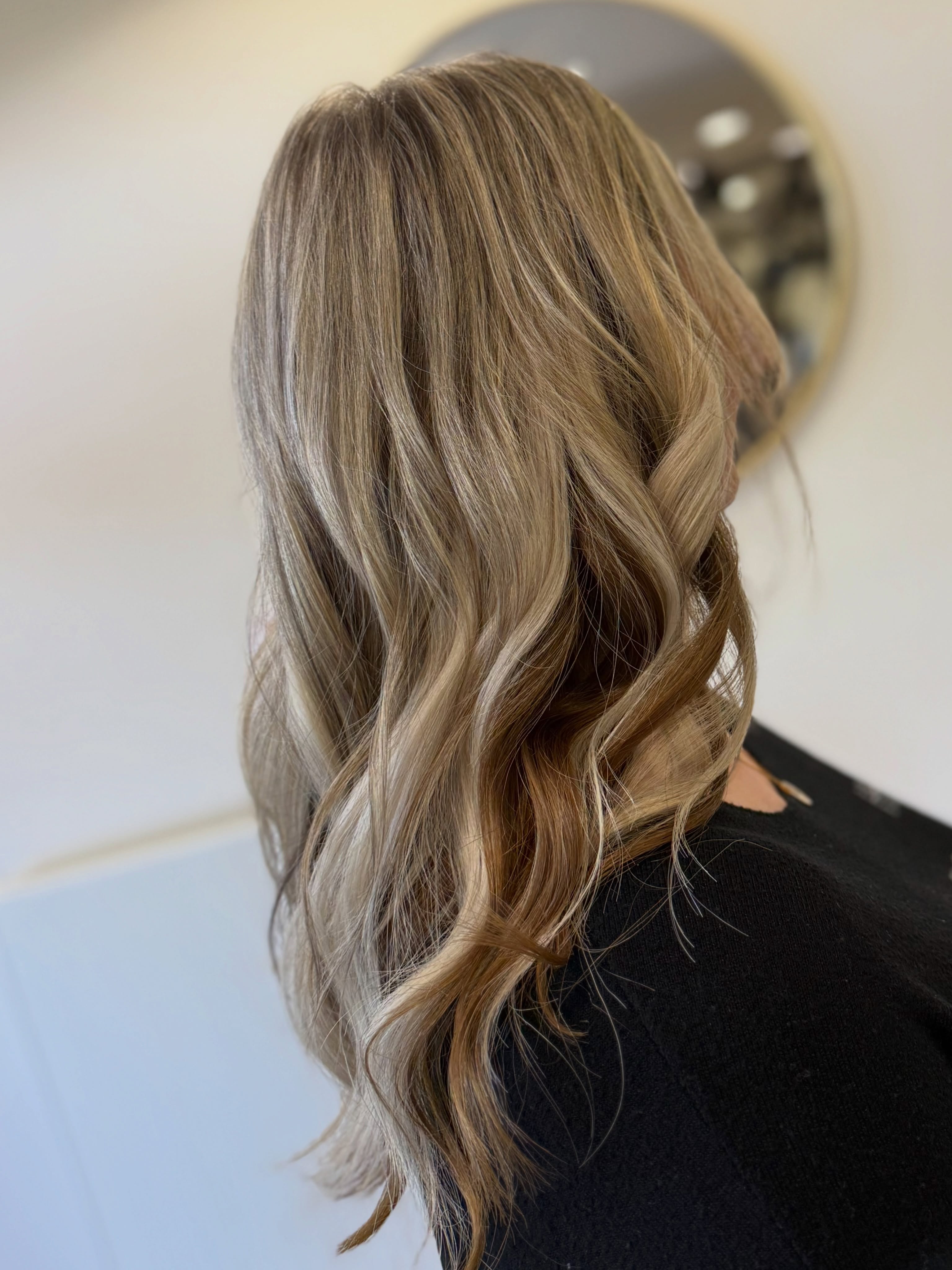 Fein gesetzte Highlight eignen sich perfekt um harte Kanten weicher zu machen und natürliche, sanfte Übergänge zu schaffen.
Zum Schluss und ein Must have bei jedem blondiertem Haar ein individuell abgestimmter Gloss, der den Farbton veredelt und maximalen Glanz bringt.
Kein klassisches Blond sondern ein maßgeschneidertes Sommerblond, das leicht, weich und gesund aussieht.
Ohne die Haarstruktur zu schädigen. 🌸🤍✨
——-
💬 Du willst genau so einen Look? Dann sichere dir jetzt deinen
Termin online.
Oder markier jemanden, dem dieser Stil perfekt stehen würde.
#blonderandblonder #haareundmehrbiancasälzer #friseurhabichtswald #gesundesblond #highlights