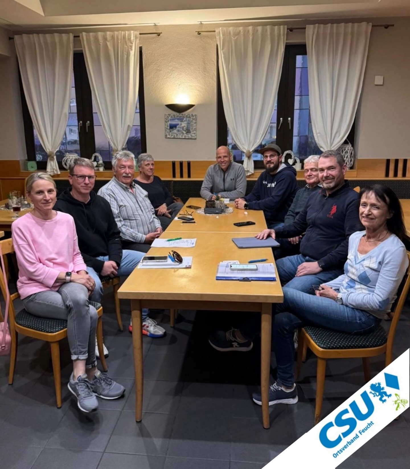 Heute war das erste Treffen der CSU-Vorstandschaft nach der Bürgermeister Stichwahl.
Besprechungsthemen waren der Rückblick zur Kommunalwahl, die Finanzen des Ortsverbandes und die Planung der verschiedenen Feste im Jahr 2026.
Wir freuen uns Ihnen auch dieses Jahr ein tolles Programm an Veranstaltungen vorstellen zu können.
Näheres erfahren Sie in Kürze auf unseren Social Media Accounts.
Ihre CSU-Vorstandschaft.