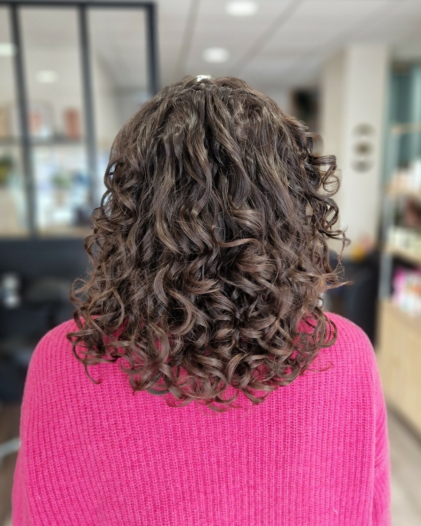 Parfois, un simple rafraîchissement change tout ✂️
On redonne forme, rebond et légèreté aux boucles… et hop, tout repart !
👉 Tu fais des petits entretiens réguliers ou tu attends le gros changement ?