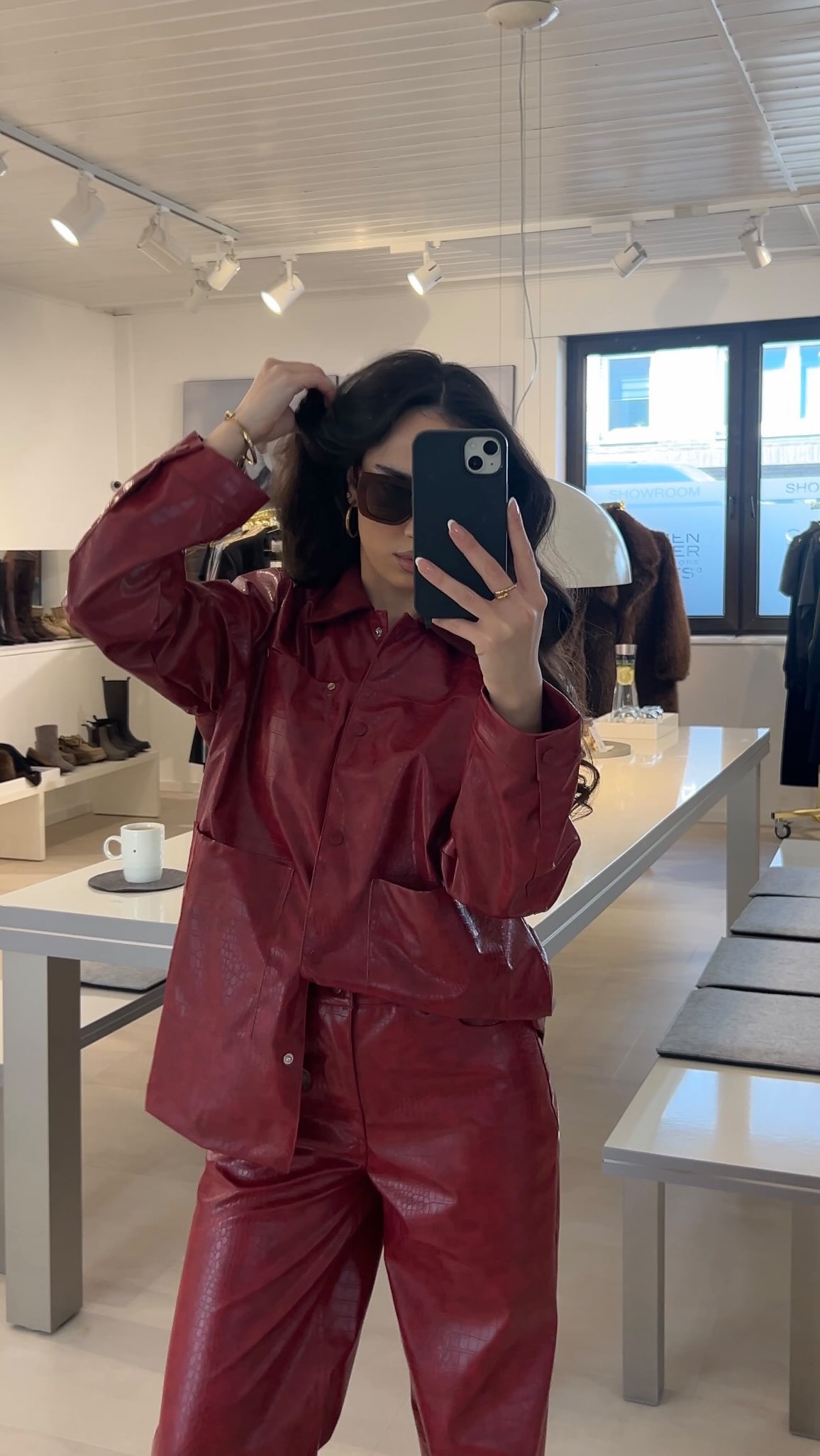 WOW. 🤩
Unsere Bestseller der Studio Amaya Drop2 Winter-Party Kollektion als komplette Looks
Unsere liebe @louisavictorias hat sich ins Zeug gelegt, absolut toll. Danke dafür.
Statement Pieces, die auffallen und deinen Look besonders machen. Bold, individuell und alles andere als basic.
In diesem Reel zeigen wir dir unsere aktuell liebsten Outfits, ready to wear & perfekt zum Kombinieren.
Order möglich bis 03.05.
Sichere dir deine Favorites!
Schreib uns eine DM für weitere Informationen.
Happy Weekend und liebste Grüße,
Eure Carmen
⸻
Willkommen bei Carmen Fischer Agents.
Unser Showroom im Düsseldorfer Lorettoviertel ist ein Treffpunkt für internationale Fashion Labels und den stationären Handel.
Hier entdecken Concept Stores, Boutiquen und Einkäufer eine sorgfältig kuratierte Auswahl aus Fashion, Schmuck, Accessoires und Schuhen.
Wir glauben an starke Marken, persönliche Beziehungen und Kollektionen, die im Handel wirklich funktionieren.
📍 Düsseldorf
👗 Fashion, Schmuck, Accessoires, Schuhe
🤝 Für Concept Stores, Boutiquen und Einkäufer
Sie möchten unsere Marken kennenlernen?
Buchen Sie Ihren Termin über den Link in unserer Bio.
#carmenfischeragents #modeagentur