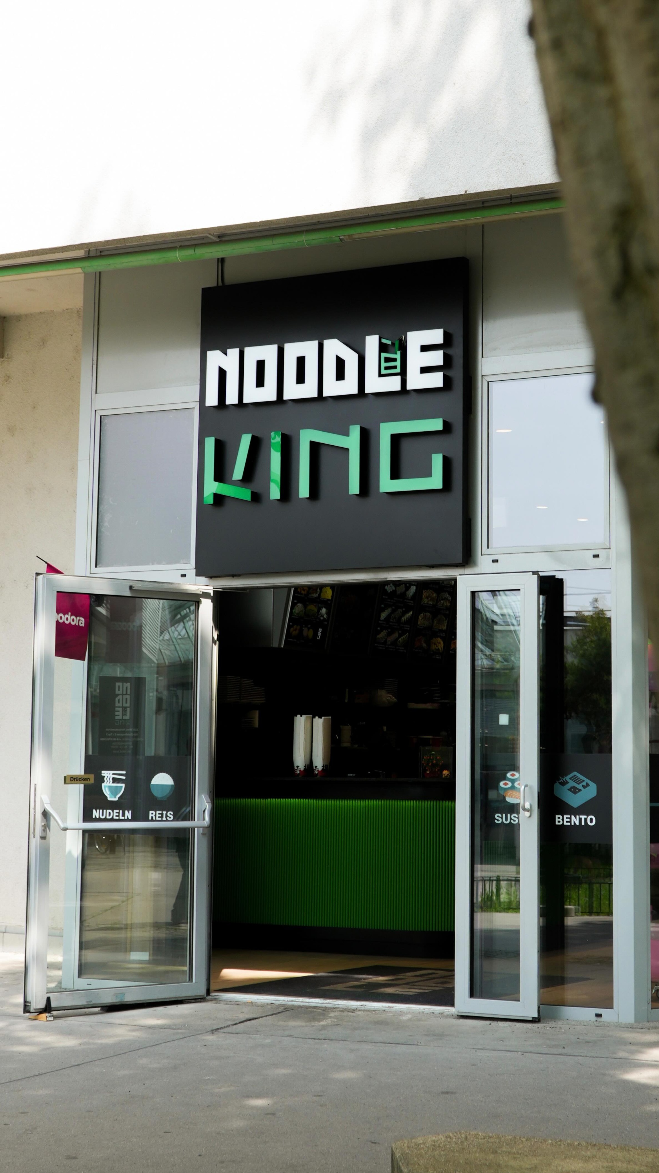 Wenn das WLAN schwächelt, greifen wir ein. 😂🤝
#justforfun #sushi #takeaway #noodleking