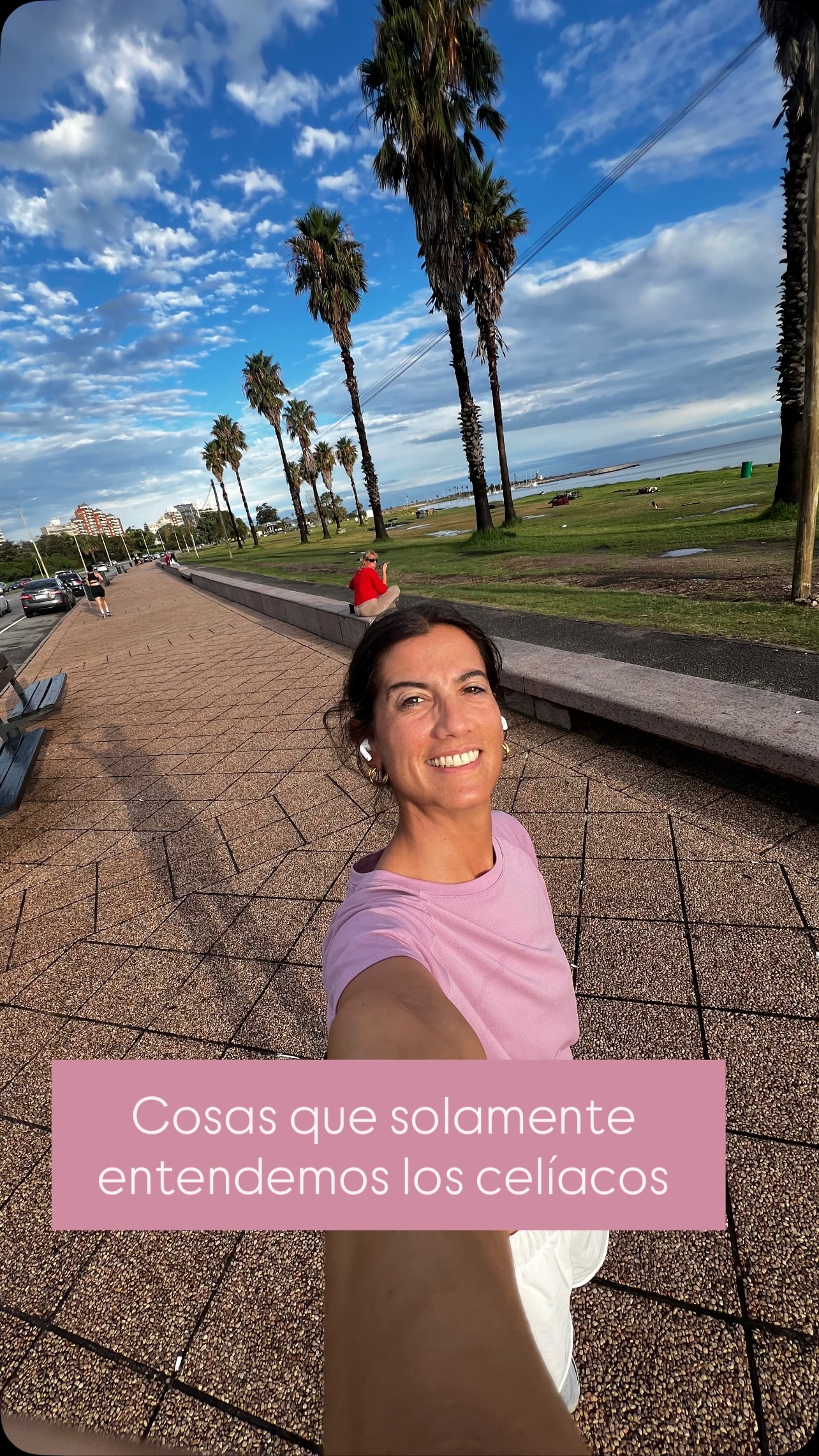 Cosas que solamente entendemos los celíacos 🙃
➡️ Ser celíaco muchas veces es vivir pendiente de detalles que para los demás pasan desapercibidos 😅
✔️Salir con algo en la mochila “por las dudas”
✔️Mirar la parrilla más que el asado 😂
✔️Preguntar mil veces ingredientes sin querer incomodar ✔️Emocionarte cuando abre un lugar 💯 apto o cuando encontrás opciones sin gluten aptas para celíacos en una carta.
💚 Son pequeñas cosas del día a día que para nosotros es un montón 🥰
Si sos celíaco… ⁉️cuál agregarías a esta lista? Te leo ❤️
➖➖➖➖➖➖➖➖➖➖➖➖➖➖➖➖
📚 Metodología ➡️ Creando hábitos, no dietas
📩 jacinta@nutricionequilibrio.com.uy
📲 098 408 043
🌎 Www.jacicubasnutricion.com
#celiacos #singluten #celiaquía #nutricionista #habitossaludables