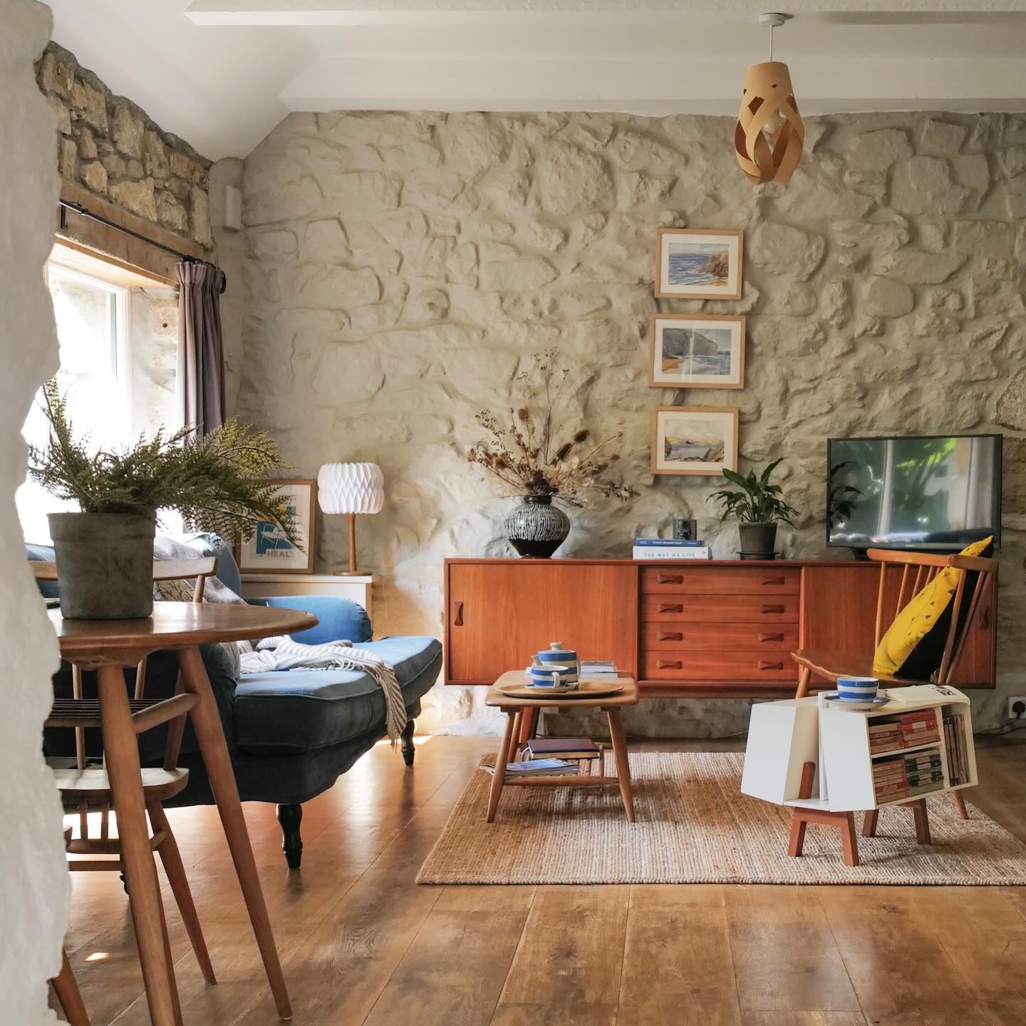 Midcentury meets rustic in Smugglers Lane. #midcenturymodern #modernrustic #selfcatering #selfcateringcornwall #middlecolenso