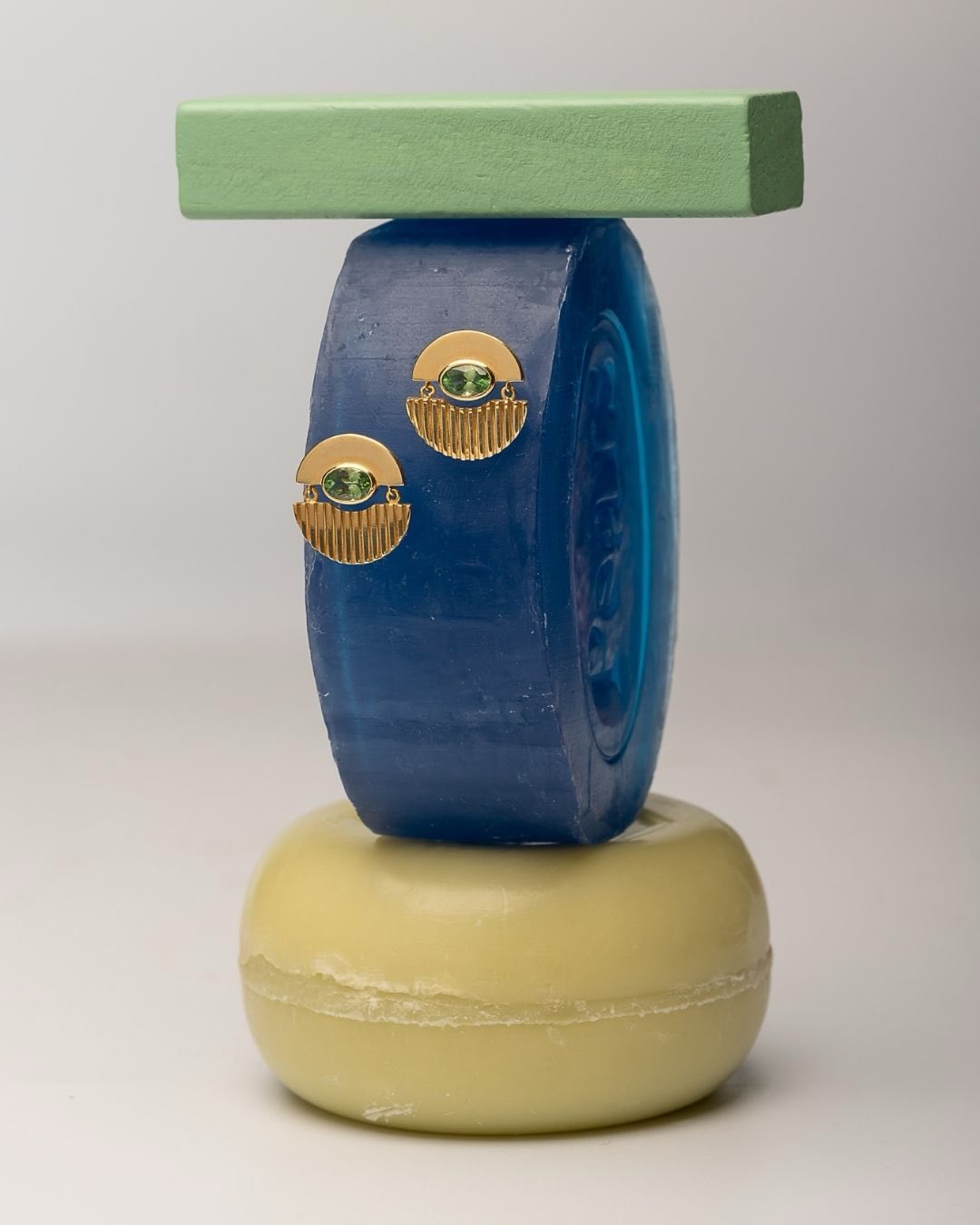 A play of forms and texture. Circular Kion earrings in polished ribbed gold, brought to life with an oval tsavorite in the center. #fotinipsarouli #fotinipsaroulijewellery #handmadejewelry #finejewelry #earring