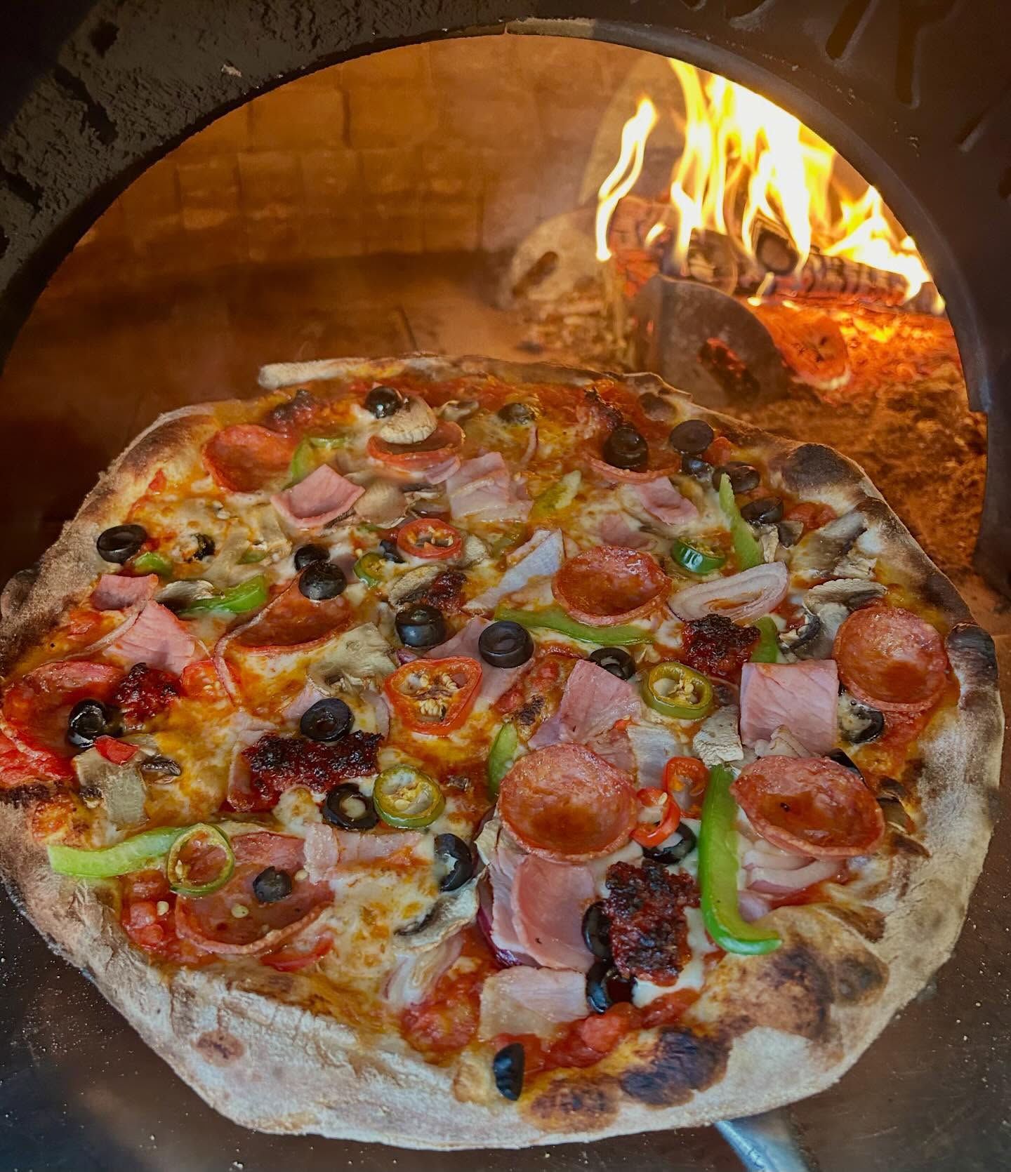 One of our top sellers!
Straight 10 - Pepperoni, ham, Nduja, red onion, mushrooms, mixed peppers, chilli, black olives.
Also, did you know? A percentage of each Straight 10 sold will go to St Barnabas House Hospice.
#pizza #foodtruck #woodfiredoven #surrey