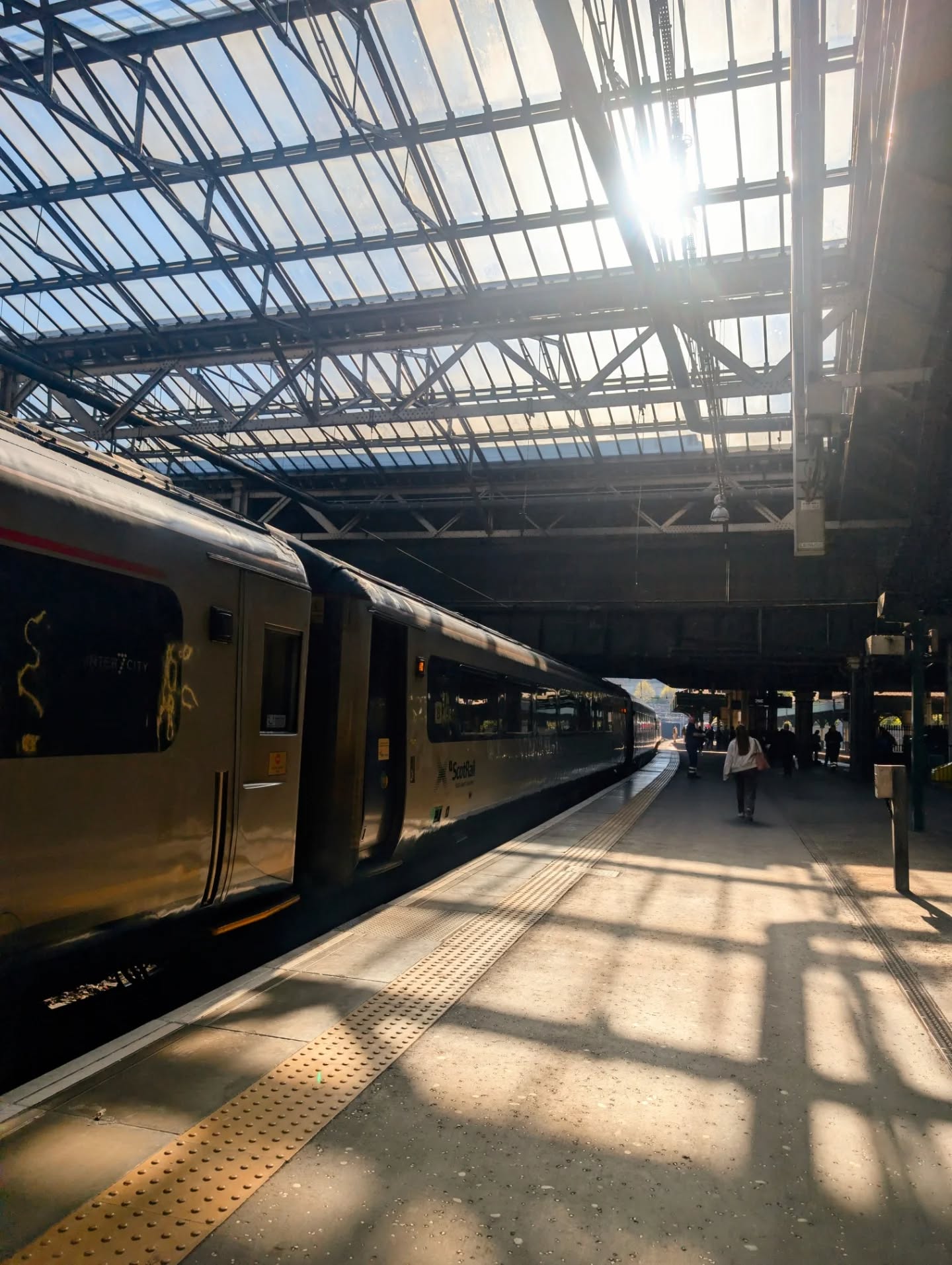When the sun finally comes out in Edinburgh and you remember that Waverley is basically an enormous greenhouse 🫠 #SweatyCommute