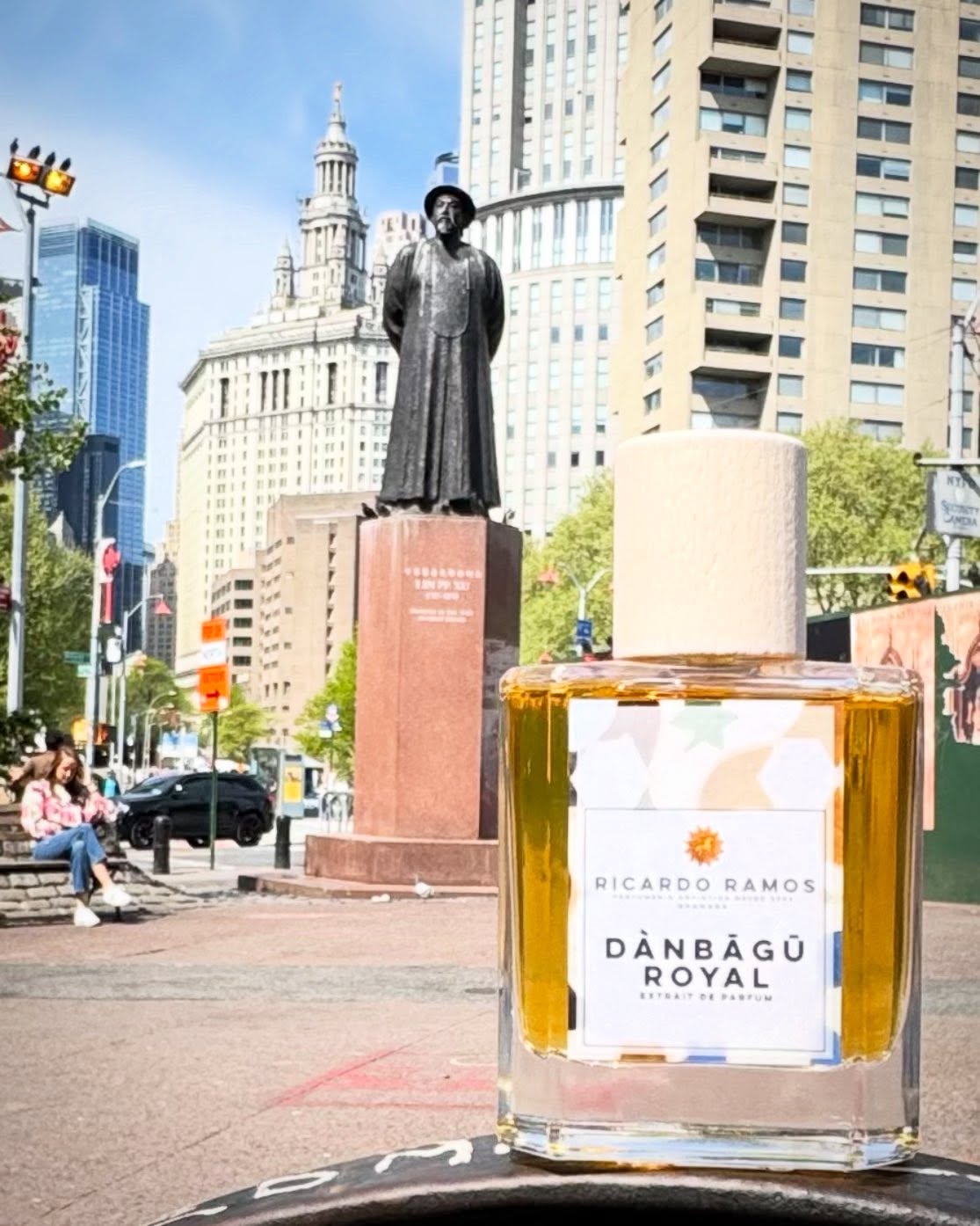 Monumento a LIN ZE XU en China Town/Manhattan.
Lin Ze Xu, fue un funcionario chino conocido por su papel en la primera guerra del Op!o
(1839-42)
En un primer momento, Lin se convirtió en el chivo expiatorio de todos los problemas de China en su época por su ferviente lucha contra el narcotrafico, aunque fue pronto restablecido como ejemplo de probidad moral, y el nacionalismo chino lo considera hoy en día héroe nacional de China.
Dànbāgū Royal Extrait de Parfum
Available in the US @gallerybyflo_
Disponible en México @myscentjourney
Available in China @scentatollcn
For the European Market is available exclusively in our online shop @ricardoramosperfumesdeautor
#ricardoramosperfumesdeautor #danbaguroyal #artisticperfumery #ChinaTownNewYork