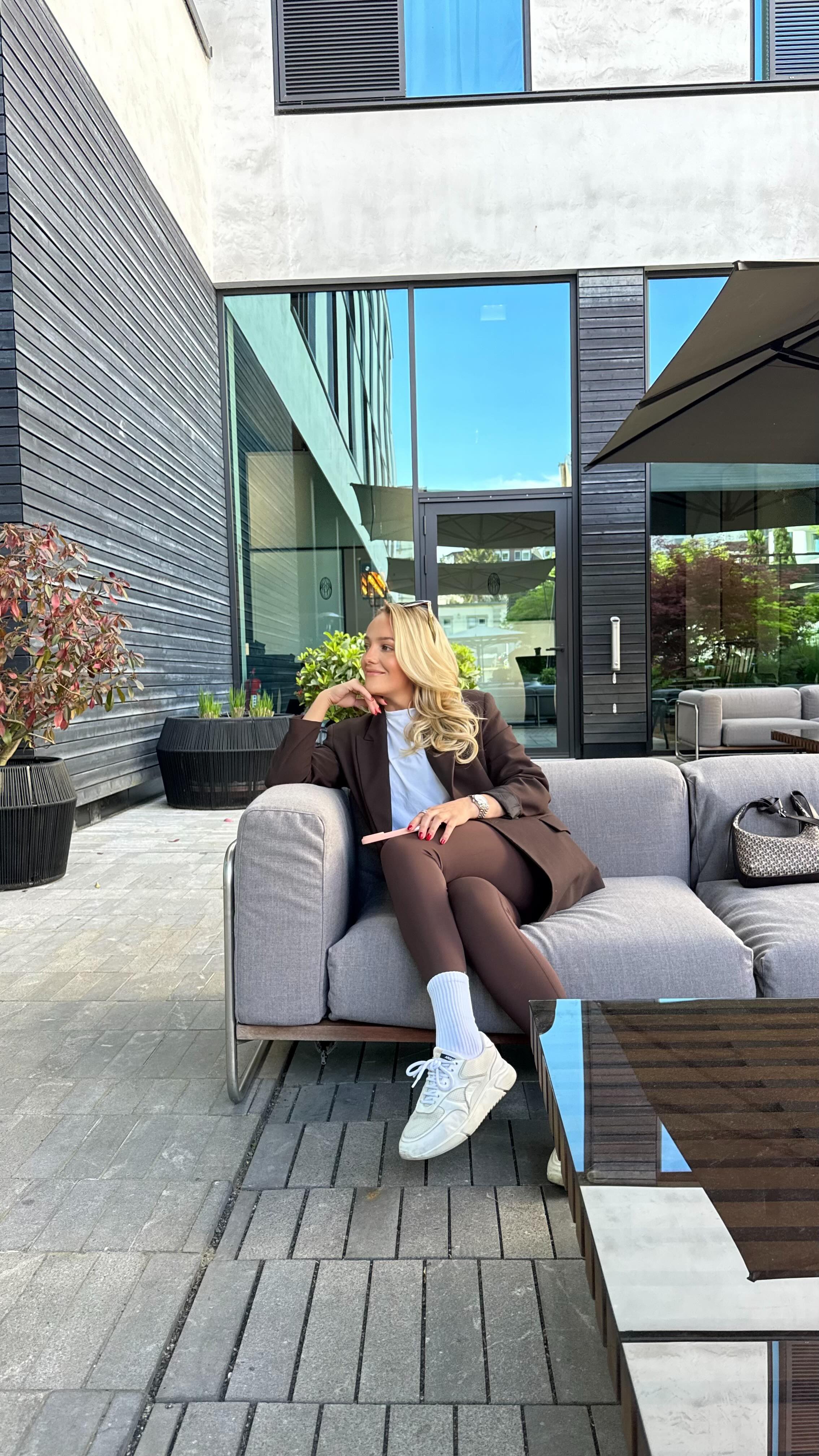 Everywhere is an office. 💻🤷🏼♀️