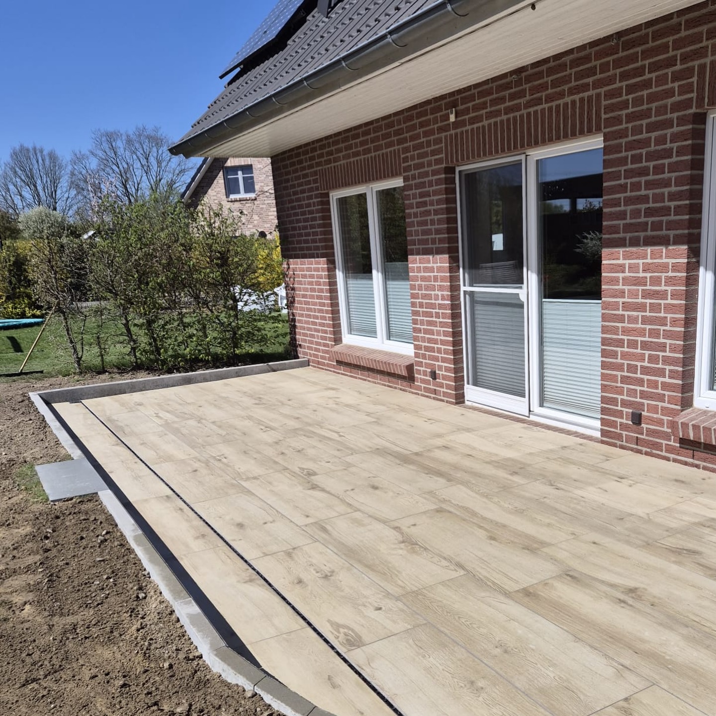 Aus alt wird neu – und sogar größer.
Hier durften wir eine alte Holzterrasse zurückbauen und durch eine neue Keramikterrasse ersetzen.
Dafür haben wir zunächst die bestehende Terrasse abgerissen, die Fläche neu vorbereitet und anschließend eine neue, größere Terrasse aufgebaut.
So ist nicht nur ein neuer Belag entstanden, sondern gleich ein ganz neuer Außenbereich mit deutlich mehr Platz direkt am Haus.
Die neue Keramikterrasse wirkt sauber, modern und passt mit ihrer Holzoptik richtig gut zum Gesamtbild.
Solche Projekte zeigen immer wieder, was möglich ist, wenn man Bestehendes neu denkt und sauber umsetzt.
Wir finden: Das Ergebnis kann sich sehen lassen. 👌
Wir sind immer offen für spannende Projekte – große wie kleine.
#DieGollo #Keramikterrasse #Terrassenbau #Gartenbau #Lüneburg
