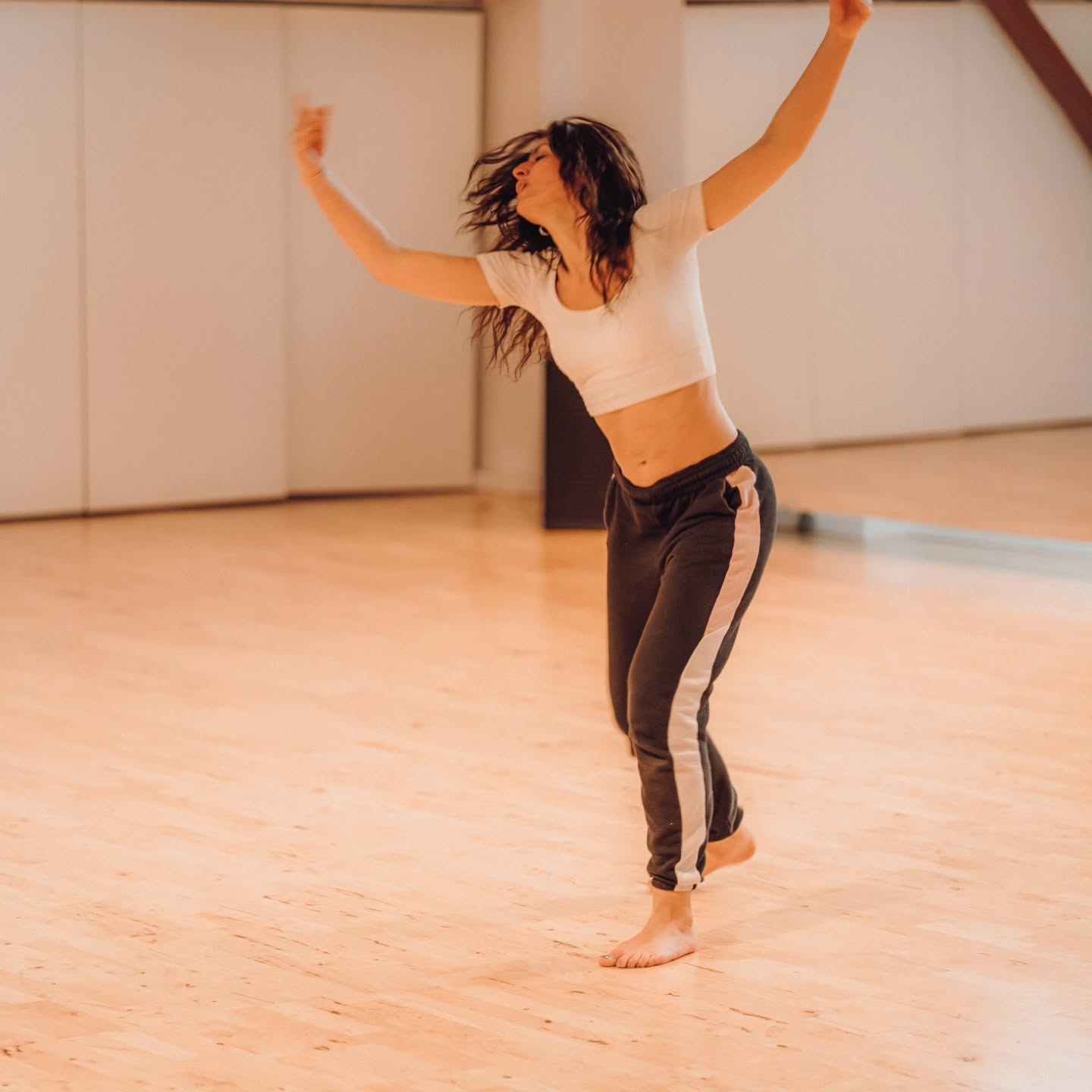 Feliz Dia Internacional da Dança
Há uma dança que não se aprende nem se ensaia. Não nasce da cabeça, nasce do corpo e daquilo que habita dentro dele, muitas vezes sem palavras. É uma dança que surge quando deixamos de tentar fazer bem e começamos a escutar, quando o movimento deixa de ser controlado e passa a ser verdadeiro. Cada gesto revela algo, em várias camadas, algumas conscientes, outras ainda por descobrir. O corpo não mente, ele mostra o que pede espaço, o que precisa de ser visto.
Eu tenho o privilégio de testemunhar esta dança acontecer. De ver corpos a abrirem-se, histórias a ganharem forma, emoções a encontrarem movimento. E há algo profundamente bonito no momento em que alguém deixa de tentar corresponder ao que é esperado e começa, simplesmente, a ser no seu próprio movimento.
Com Amor
Lisa Bompastor
Nas fotos a diva @ainishfelizardo, que vive no meu 🩷 e de quem ainda vamos ouvir falar porque tem Muito para entregar.
📸 Do Fabuloso @antoniobarbot
Curso Intensivo Vivencial, em Lisboa, há uns anos atrás.