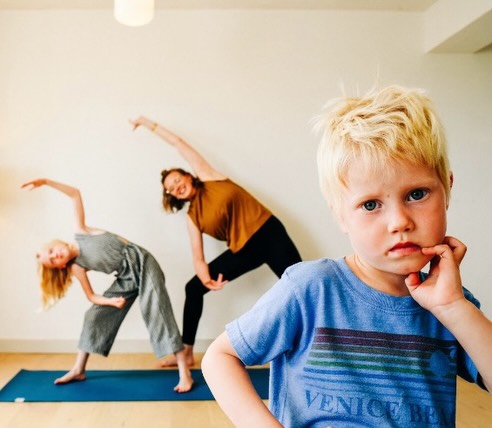 Dans l’un de mes cours de yoga à la crèche, il y a un enfant qui restait à l’écart ; deux séances il observait sans participer. J’ai choisi de respecter cela. Observer, c’est aussi participer. Un jour, sans qu’on le lui demande, il s’est levé et s’est joint à la pratique. Il connaissait toutes les postures.
Ce qui avait changé, ce n’était pas l’activité. Il n’y avait aucune pression pour réussir, aucune attente quant à la manière de bouger. Le message qui régnait dans l’espace était clair : quelle que soit la façon dont tu te présentes, tu es le bienvenu.
Lorsque ce sentiment de sécurité est présent, la curiosité suit souvent. Et de la curiosité naît la créativité.
Ce principe s’applique aussi bien aux enfants qu’aux adultes et aux personnes âgées et c’est là le cœur de la pratique du yoga que je propose.
Si cela vous intéresse et si vous souhaitez ressentir ce sentiment de sécurité au plus profond de votre corps et de votre système nerveux, n’hésitez pas à me contacter et à venir nous rejoindre, tel que vous êtes.
Il n’est jamais trop tôt pour commencer. Il n’est jamais trop tard pour commencer, et il n’est d’ailleurs pas nécessaire d’être souple pour débuter le yoga.
Photos 📸 : @bovus - Merci !