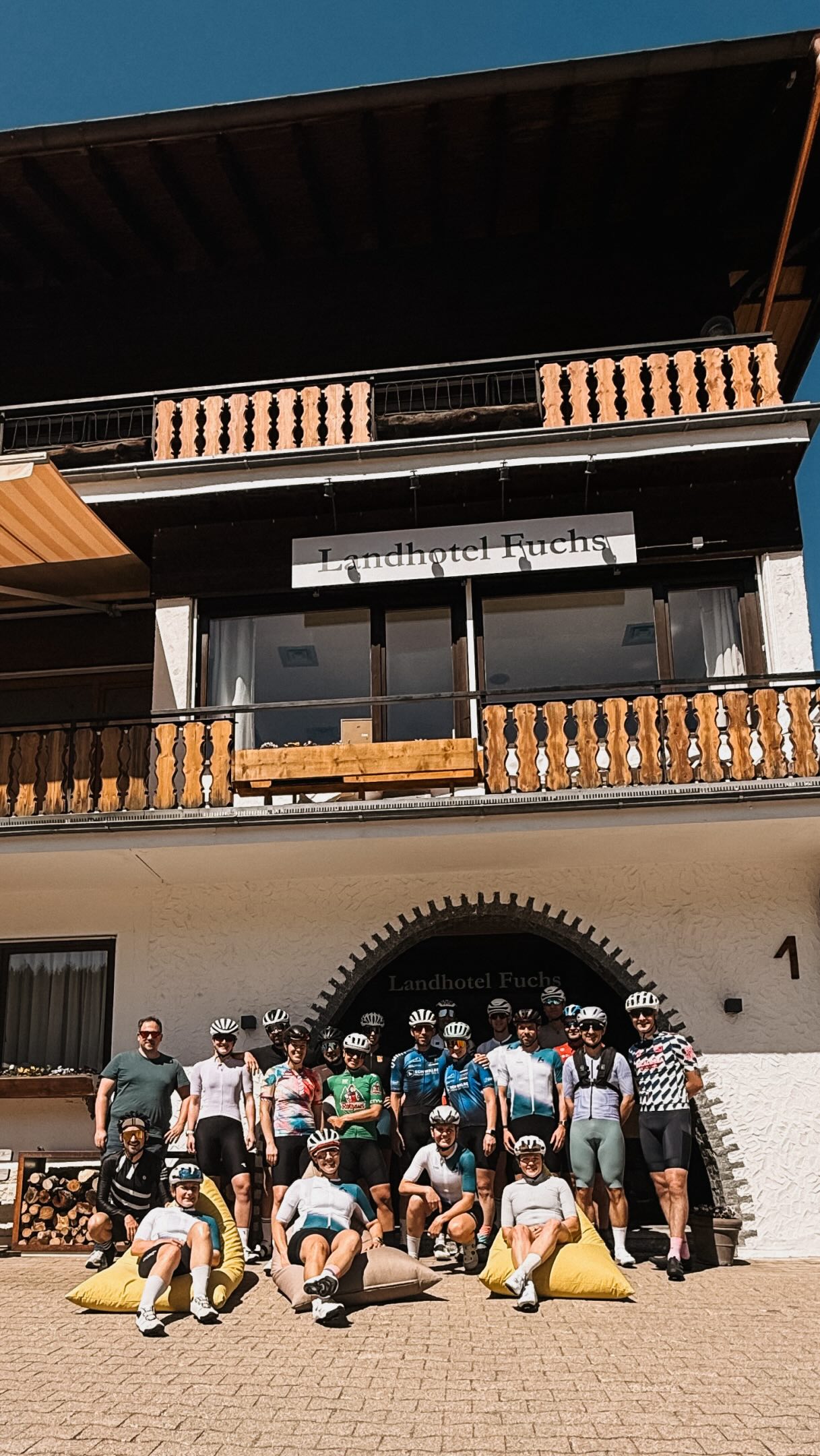 Tri2gether Squad Weekend 2. Auflage 💙
Diesmal nicht in unserem bescheidenen kleinen Mertesdorf, sondern im wunderschönen Eisbach im Hochschwarzwald. ⛰️
Wir wollten was außergewöhnliches, was Kleines, aber Feines, eine Location, wo wirklich alles stimmt, nur für uns und unsere Athleten. Kaum zu glauben, aber genau das haben wir im @landhotel_fuchs gefunden! 😍
Dieses Wochenende hätte nicht schöner sein können. Zweieinhalb Tage voll mit regem Austausch, super viel Spaß, wunderschönen Kilometern auf dem Rad, unglaublich leckerem Essen, Herzlichkeit und Bauchschmerzen vom Lachen. 🫶🏼
Wir können nicht dankbarer sein, so einen unglaublich tollen Job zu haben!
Danke an unsere Athleten, dass ihr die Reise auf euch genommen habt und dieses Wochenende zu einem unvergesslichen gehabt habt.
Danke an die gesamte Familie Fuchs 🦊 für eure Gastfreundschaft, das tolle Essen und eure traumhafte Location!
Das war sicherlich nicht die letzte Auflage unseres Athletenwochenendes 😍
#thankful #athletes #weekendvibes #tri2gethersquad