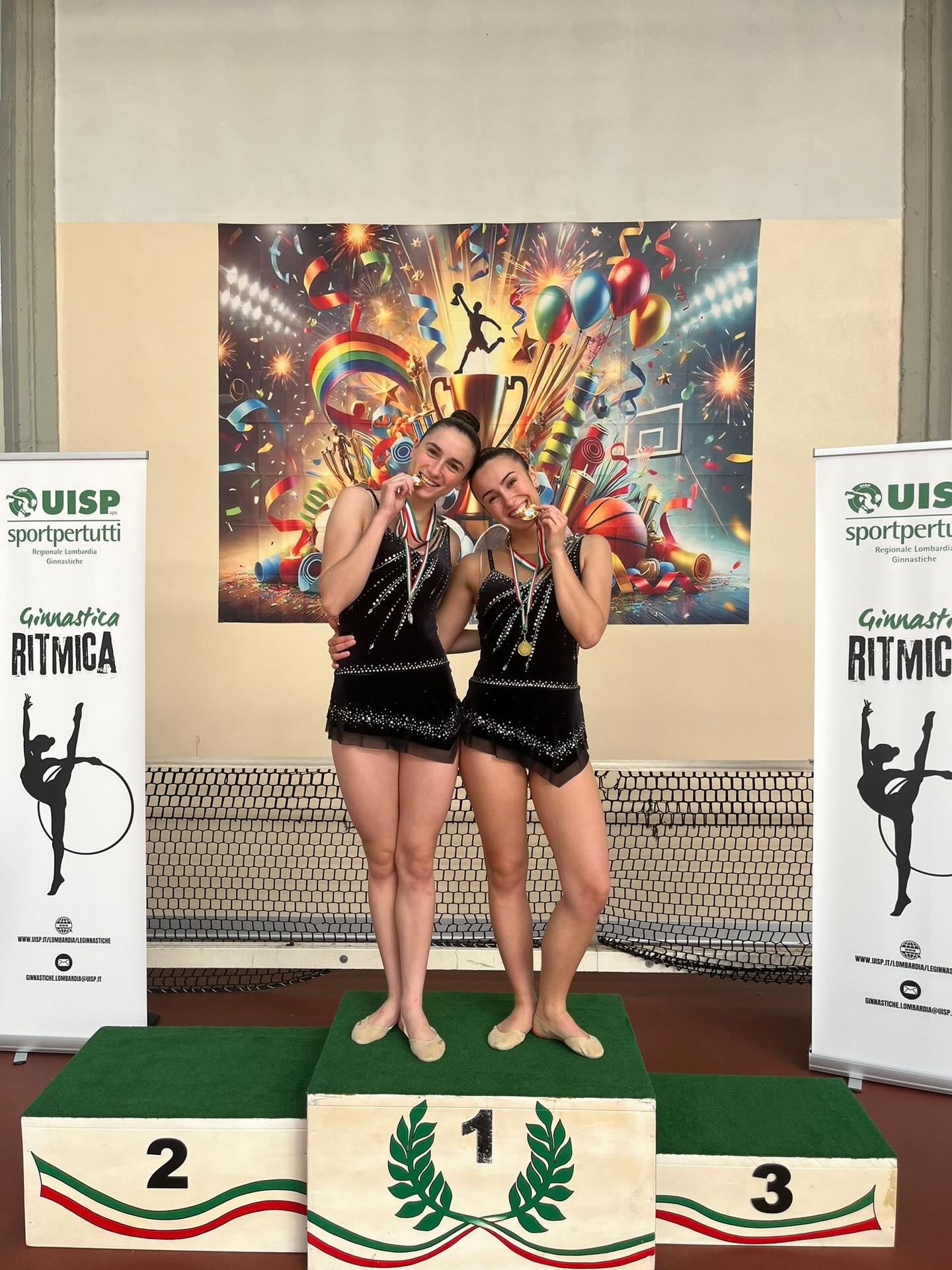 ✨💖 Che weekend indimenticabile! 💖✨
Il 18 e 19 aprile, a Cremona, si sono svolte la seconda prova individuale e a squadre UISP, che hanno segnato la conclusione del campionato regionale 🏆🤸♀️
La Ritmica Fanfulla è scesa in pedana con una grinta incredibile, conquistando il pubblico con esercizi coinvolgenti, energici, espressivi e davvero originali 💥🌟
Ecco alcuni dei risultati più belli:
🏅 Squadre:
🥇 Camilla e Lisa: coppia alle due palle – 1° posto.
🥈 Giulia - Chiara - Anna - Gaia - Alice: 4 clavette e 3 cerchi – 2° posto.
🥈 Benedetta - Laura - Laura - Giorgia: 4 cerchi – 2° posto.
🏅 Individuali
🥈🥉 Anna: 2° posto alle clavette e 3° al cerchio.
✨ Olimpia 2ª al cerchio e 2ª alla fune e Maria 1ª alla fune e 3ª al cerchio.
Orgoglio, emozioni e tanta passione: complimenti a tutte le nostre ginnaste! 💙🔥
Avanti così, sempre più forti! 💪🌈