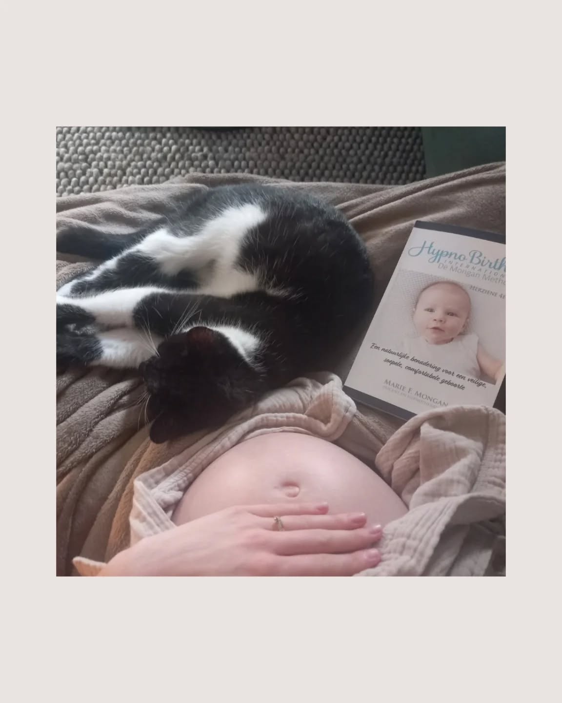 HypnoBirthing
Weet je dat je lichaam precies weet wat het moet doen bij de geboorte van je kleintje?
HypnoBirthing helpt je om spanning en angst los te laten, zodat je in alle rust kan samenwerken met je lichaam. 🤍
Met ademhaling, ontspanning en visualisatie leer je:
🌿 meer vertrouwen voelen
🌿 dieper ontspannen
🌿 bewuster omgaan met weeën
Geen "perfecte" bevalling, wel een ervaring waarin jij je sterker en meer in controle voelt. 💫
Is dit ook iets wat jullie aanspreekt? Schrijf je dan snel in voor de volgende reeks HypnoBirthing. Deze gaat door op:
🗓 21 en 28 mei & 4, 11 en 18 juni '26
Wees er snel bij want plaatsen zijn beperkt.
#hypnobirthing
#mariemonganmethod