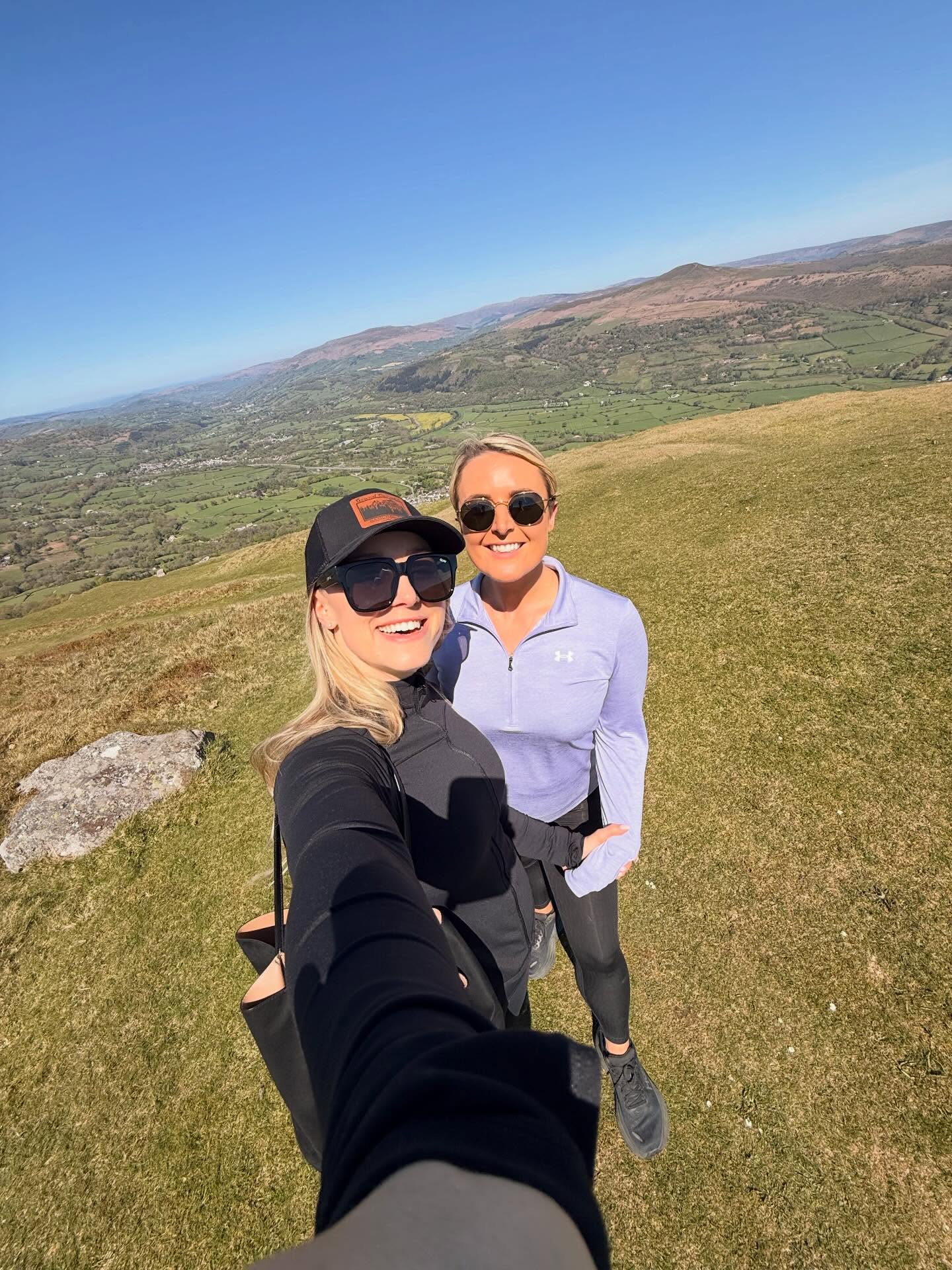 This one 🤝🏼
:: don’t think we stopped yapping for a breath. Most perfect morning hike & breakfast
@aleysha_tilbury1
#besties