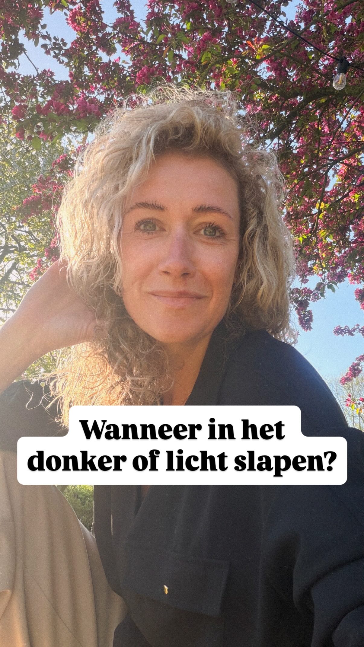 💫 Licht, donker, licht, donker?
Wat is nou het beste voor je kindje? Zijn kindjes eigenlijk bang zijn in het donker?
💡Hoe zit dat nou?
❤️NEWBORNS Wij adviseren de eerste weken je kindje overdag meer in het licht en in de nacht echt in het donker te laten slapen. Daarmee kan je je baby ondersteunen bij het instellen van het dag- en nachtritme. Newborns slapen overwegend goed in het licht, omdat ze nog puur functioneren op de opbouw slaapdrang.
❤️VANAF 9-12 WEKEN
Maar dan..ergens tussen de 9-12 weken is het biologische klokje geïnstalleerd en maakt je kindje het slaaphormoon melatonine aan.
Vanaf dan adviseren wij wél om je kindje ook overdag in het donker te laten slapen (ongeveer 8/9 op de schaal van 10 donker). In het donker wordt namelijk de aanmaak van melatonine gestimuleerd. Licht zorgt juist voor alertheid.
‘Is mijn kindje niet bang in het donker?’ Deze vraag krijgen we vaak. Maar wees gerust, kindjes ontwikkelen pas ongeveer vanaf de leeftijd van 2-2,5 jaar angst voor donker. Is het voor jezelf heel onpraktisch zo’n donkere kamer? Kies dan voor een klein rood (zout) lampje. Maar liever wil je zo min mogelijk (wit&blauw) licht en interactie in de nacht.
💡Wist je dat… je je baby ook met andere factoren kan ondersteunen om een mooi dag- en nachtritme te creëren?
�Door een mooie routine in de dag te hebben van vaste handelingen. Zo weet het lichaam wat er komen gaat. Denk aan spelen tijdens de wakkertijd overdag en in de nacht juist zo min mogelijk interactie. En start vervolgens in de ochtend weer met veel licht en hardere stem. Zo weet je kindje, maar dus ook het lichaam van je kindje het verschil.
Daarom adviseren wij bijvoorbeeld ook áltijd een bedritueel te doen. Want ook daar reageert het lichaam van je kindje weer op.
Uiteraard zijn er altijd kindjes die ook prima slapen in het licht. Dan hoef je het echt niet iets aan te passen. Ook is het goed om te benoemen dat slapen in het donker een hulpmiddel is, maar niet dé oplossing. Denk ook aan timing, voorbereiding op het slapen, zelf in slaap kunnen vallen etc. Meer hierover in onze wakkertijdenhulpgids.
💫Slaapt jouw kindje in het donker?
Liefs, ❤️Marijke & team