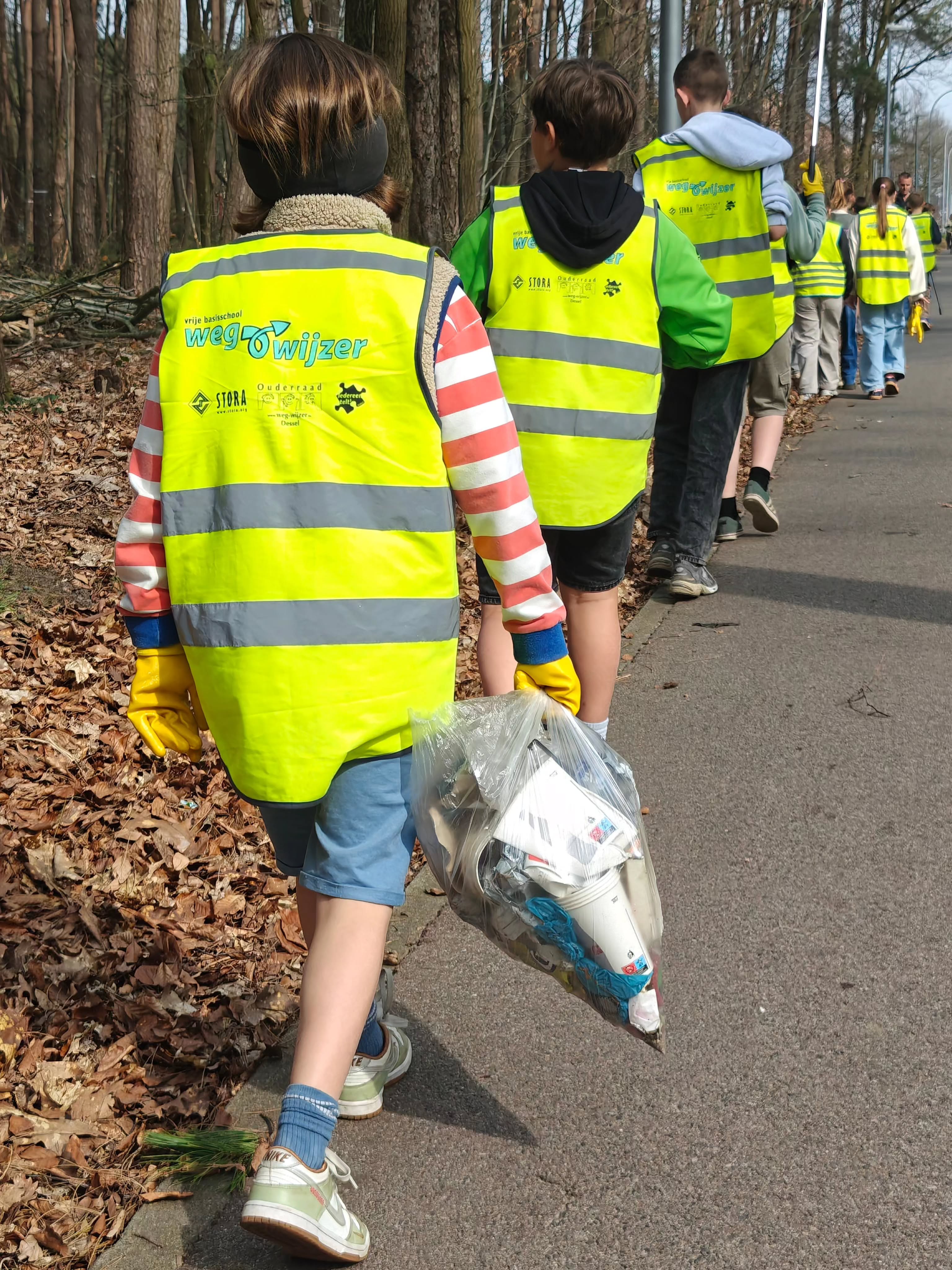 MOOIMAKERS ๐
Handschoenen aan, grijpers klaar... En gaan!
Met veel enthousiasme
maken onze leerlingen onze schoolbuurt
geregeld een stukje properder.
Door afval te rapen รฉn te sorteren
bouwen we samen aan een nette toekomst.
En daar zijn we trots op!
๐
#mooimakers #afvalrapenensorteren #respect #engagement #basisschool