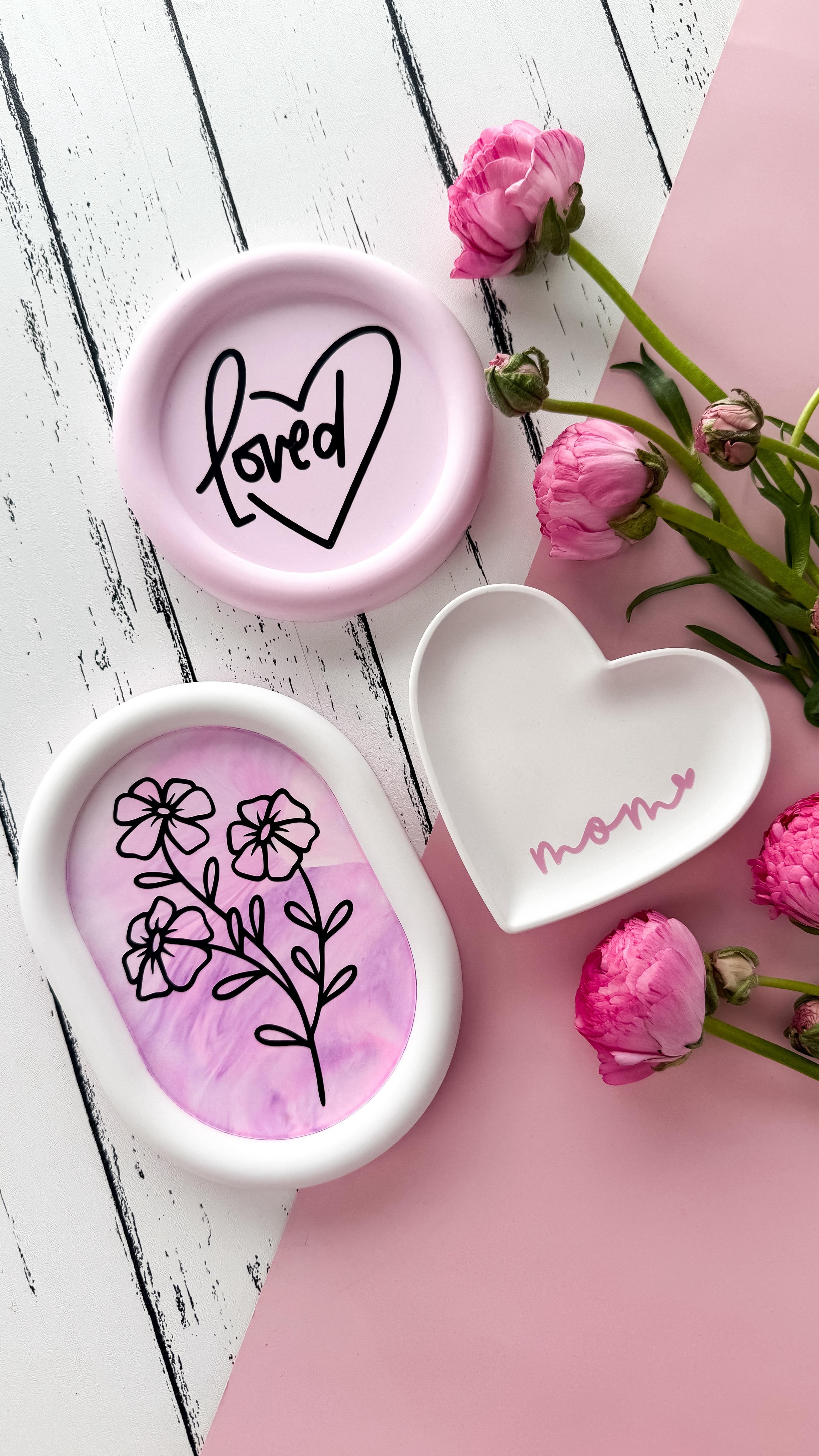 Werbung | Muttertags DIY 💝
Ihr wollt eurer Mama dieses Jahr kein Muttertagsgeschenk kaufen, sondern lieber etwas selbst machen? Dann hab ich da eine richtig schöne Idee für euch, die wir mit Hilfe einer Cricut Schneidemaschine ganz leicht umsetzen.
Ihr benötigt dafür Vinyl und gegossene Schalen aus Gießpulver - am besten in den Lieblingsfarben der Beschenkten 🩷❤️
Geeignete Motive findet ihr im Design Space, der kostenlosen Software von Cricut. Unter den Suchbegriffen „Muttertag“ oder „Mama„ findet ihr zahlreiche Projekte und Motive. Dort habe ich euch auch mein Projekt zum Nachmachen abgespeichert. Ihr findet mein Profil unter „studio.mARTinchen“.
Ich verwende in meinem Video den Maker 3, ihr könnt dieses Projekt aber auch mit jeder anderen Cricut Schneidemaschine umsetzen.
Selbstgerechtes sagt einfach so viel mehr als jedes gekaufte Geschenk 🥰
#cricut #cricutyourideas #cricutdesignspace #diy #raysin