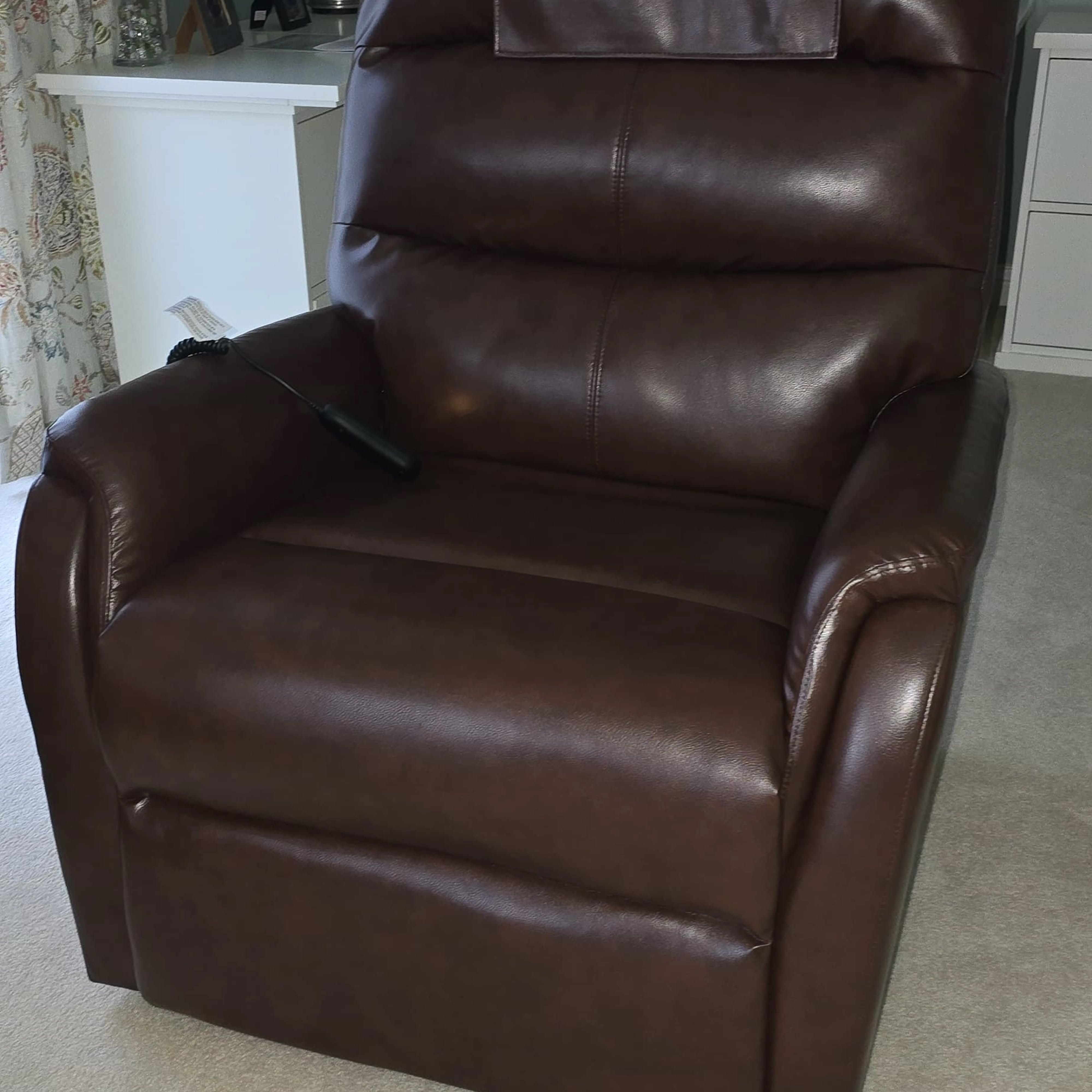 Lift Recliner Chair Rental Delivered in Kildeer, Illinois 🚚
Another successful delivery by All Med Equipment! We recently provided a high-quality lift recliner chair rental in Kildeer, Illinois, helping our customer enjoy comfort, mobility, and independence at home.
Our electric lift chairs are perfect for seniors and patients recovering from surgery, making it easier to sit, stand, and relax safely. Whether you need short-term recovery support or long-term home care equipment, we offer affordable lift chair rentals near Kildeer and surrounding areas.
✔ Easy-to-use power lift function
✔ Comfortable reclining positions
✔ Ideal for post-surgery & elderly care
✔ Clean, sanitized, and ready for home use
✔ Fast delivery & professional setup