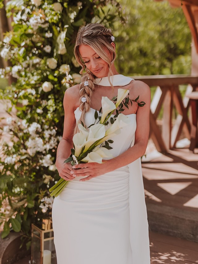 Beautiful Anna looking lush in a fitted gown from @alice.rose.bridal
For Anna’s hair we did a mix of fish tail, bubble and baby braids decorated with flowers
Make up @sjs__bridal
Flowers @juliadilworthflorals
Decor @sparkleeventstyling
Photo @sambennettphoto
Venue @thewoodlands.hothorpe