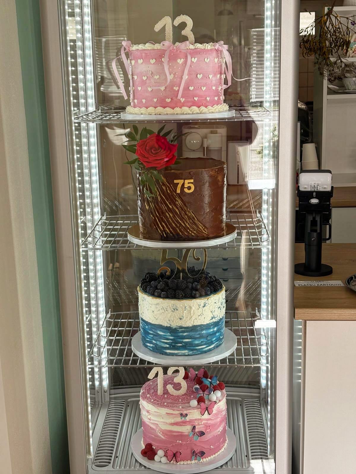 Dorty na narozeninovou oslavu #birthdaycake #narozeninovydort #ovocnydort #sladkepohladi