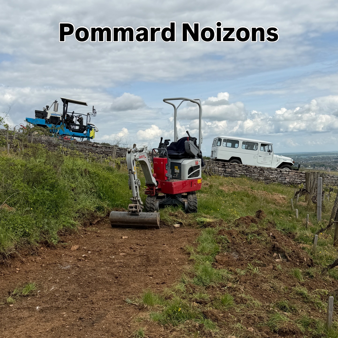 Réfection des contours de vigne
📸 Pommard Les Noizons
Nous avons repris les contours et les entrées de rang sur notre parcelle de Noizons, à la mini-pelle, avec l’entreprise Viti Rougeot à Meursault 🚜
Avec le temps et les passages de tracteur, des ornières se forment et l’eau s’écoule moins bien.
On remet donc tout à niveau pour faciliter les manœuvres et préserver la parcelle sur le long terme.
Merci à l’équipe pour le travail précis 💪
#Pommard #Bourgogne #Viticulture #meursault#VieDeVigneron