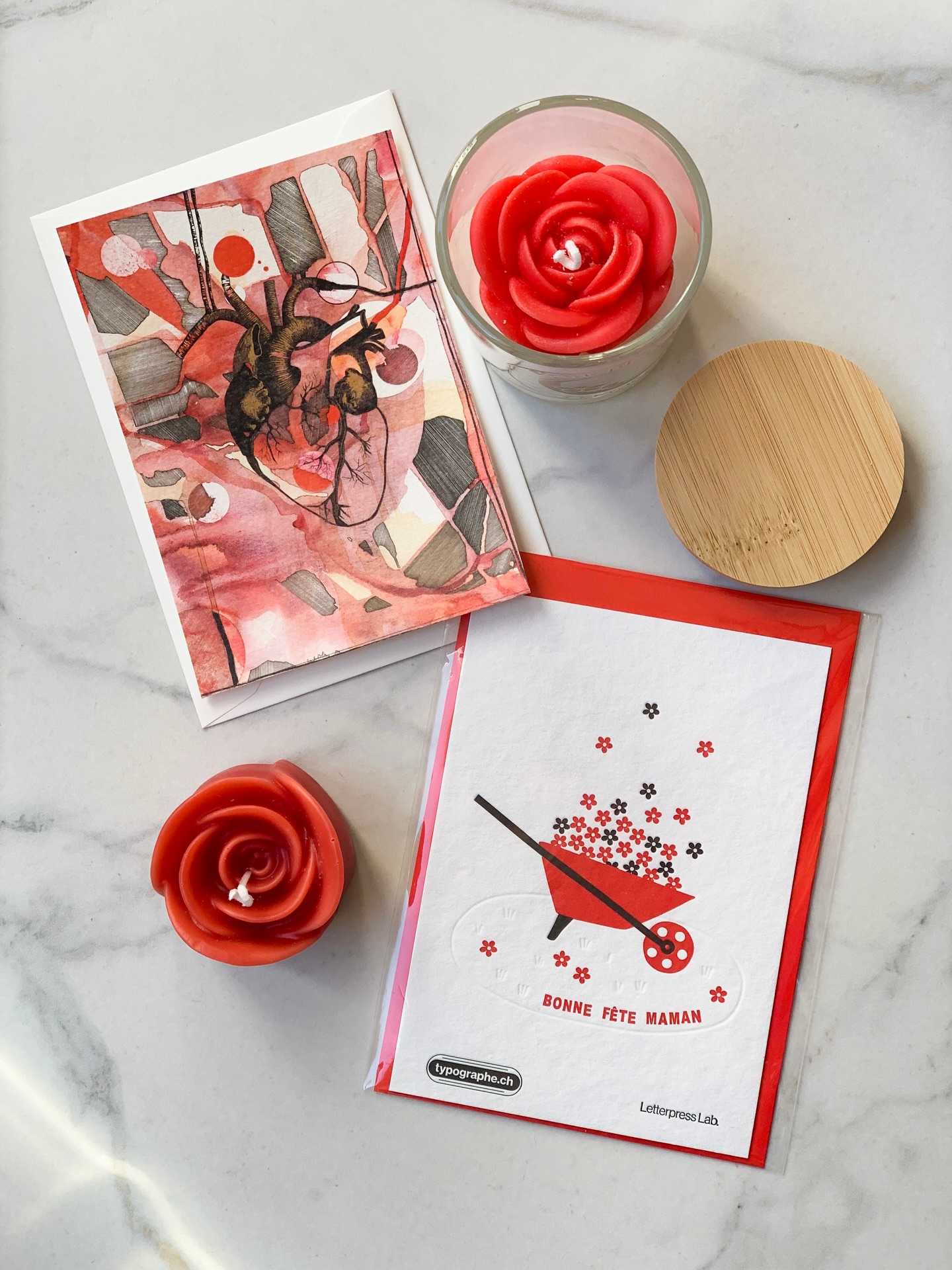 On célèbre bientôt les mamans!
Petite sélection autour de la fête des mères:
1️⃣ rouge comme l’amour
Bougies fleurs par @clair.de.lune.fleurs, fleur seule 7.50, dans son pot avec couvercle 15.50
Carte 🫀 avec enveloppe par @all.paper.ink.colors 5.-
Carte « bonne fête maman » par @typographe.ch 6.-
2️⃣ tout en douceur
Ensemble 2 bougies parfums lavande et linge frais, avec son joli pot d’allumettes par @bougiegigiofficiel 39.90
Carte « bonne fête maman » par @typographe.ch, 6.-
3️⃣ pour les mamans nature
Bijoux muraux en céramique, 39.- pièce et mini coupelles feuilles 15.- pièce, le tout par @flowing.tilde
Cartes par @angelfamilydesign, 5.- pièce