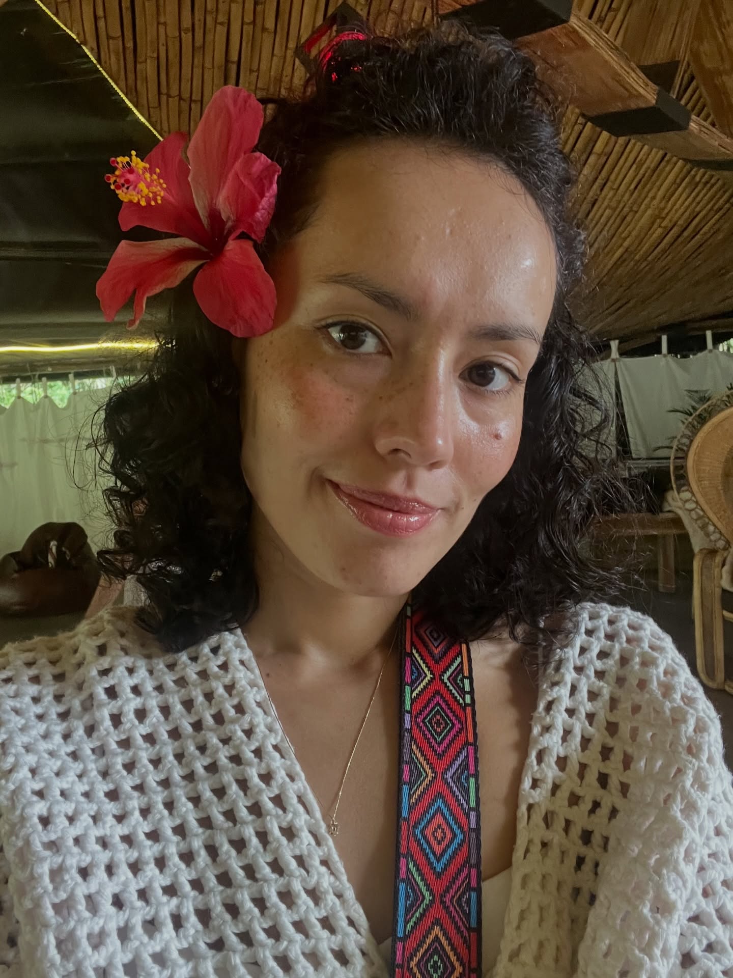 Poco a poco voy integrando todo lo que se movió en mí en este retiro de Mujer en Amor y Placer y wow, todavía lo estoy sintiendo en mi cuerpo.
No fue solo bonito o profundo, fue confrontarme con las partes de mí que todavía controlan porque tienen miedo de abrir el corazón.
Me he confirmado una vez más que: puedo hacer muchas cosas sola pero hay umbrales que sola no cruzo.
Porque cuando estoy sola, me juzgo, me exijo, me controlo, me auto saboteo y ahí es donde me cierro.
En cambio, en presencia de otras mujeres, sostenida, vista y acompañada, permite que mis corazas se ablanden💗y desde ahí sí puedo atravesar lo que me asusta.
Hubo un momento muy íntimo donde me pedí perdón y no fue mental, lo sentí en mi cuerpo, vibró, se abrió y también pude sentir cuánto placer hay en mí que todavía no me permitía habitar y que me ha pedido ser sentido.
También recordé que no necesito exigirme más para transformarme, necesito más presencia, más amor, más suavidad conmigo misma.
Caminar con paciencia, con autocompasión sin forzar, porque cuando me exijo, me cierro pero cuando me acompaño me abro 🐚 y entonces fluye el gran regalo del placer de la vida.
Y me quedo con esto: no estamos hechas para hacerlo todo solas.
Juntas nos vemos, juntas nos sostenemos, nos escuchamos y desde ahí el corazón se abre.
Gracias infinitas a este espacio, a las mujeres, al territorio que nos acogió, y a quienes sostuvieron este proceso con tanto amor y placer @sexurero, @corazonyutero & @dianashakti ❤️