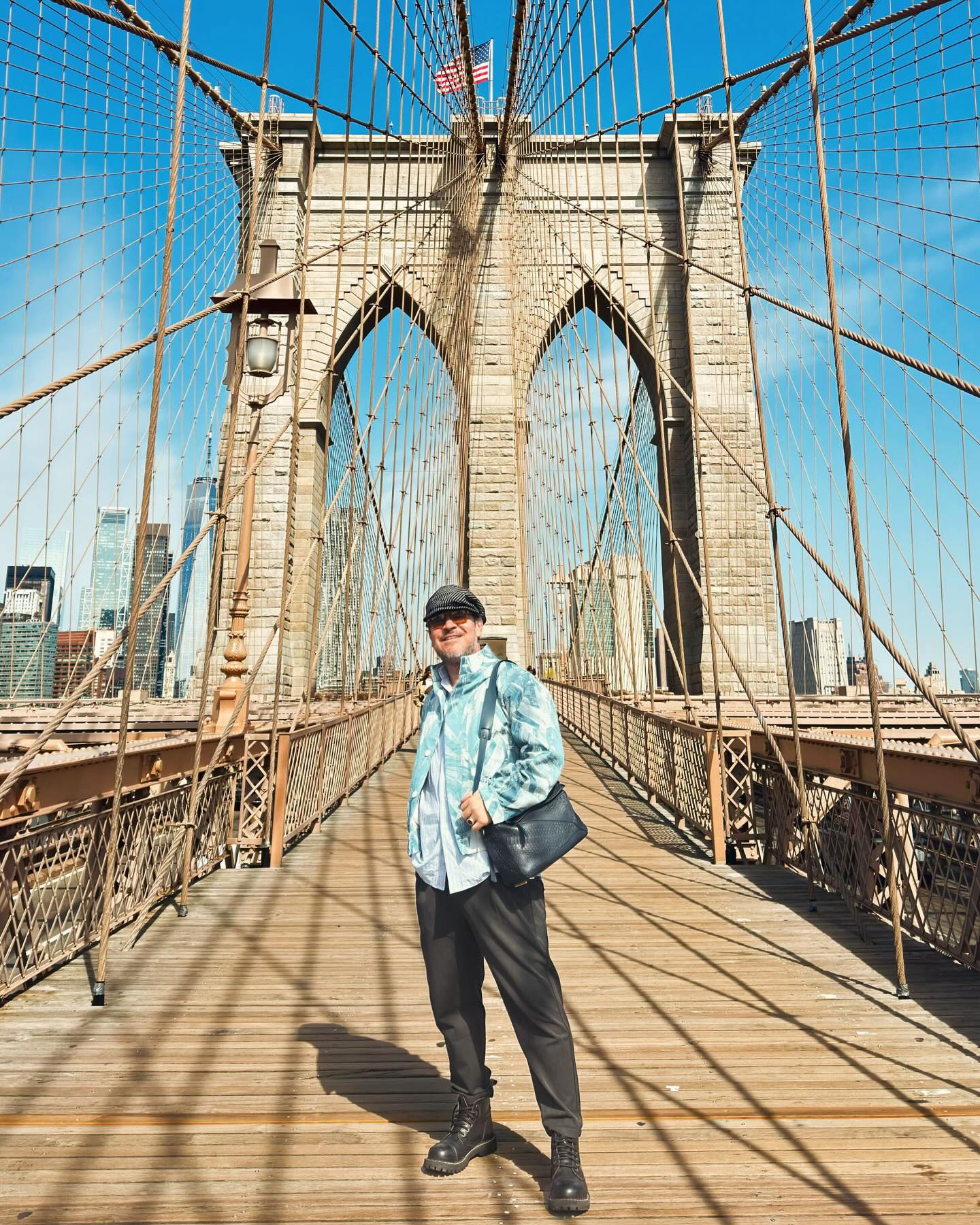 Sabías que el puente Brooklyn tiene una importante anécdota que relaciona padre e hijo?
El puente fue inaugurado en 1883 por Washington Roebling, quien asumió la dirección de esta obra maestra de ingeniería neogótica que une Manhattan y Brooklyn, tras la muerte de su padre John A. Roebling, el ingeniero alemán nacionalizado estadounidense, que diseñó el puente e inició los trabajos en 1867 antes de fallecer en 1869.
SOTD: Papá Extrait de Parfum
@ricardoramosperfumesdeautor
Papá Extrait de Parfum Is available in the USA exclusively @gallerybyflo_
#ricardoramosperfumesdeautor #papaextraitdeparfum #brooklynbridge #NewYorkCity #USA