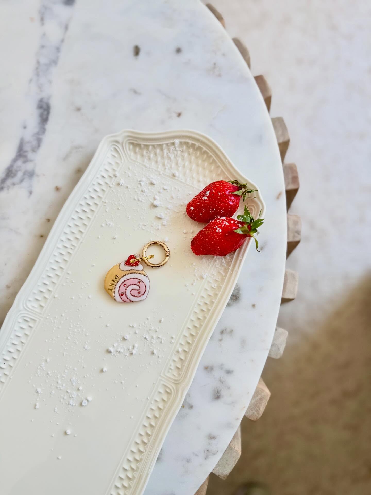 NEW 👀✨
ON EST COMPLÈTEMENT FRAISE-DINGUES 🍓
Attention… ce soir, ça va rouler dans les gamelles 👀
Je vous présente ma toute nouvelle médaille Roulé à la Fraise : un modèle ultra gourmand, craquant à souhait et surtout… EXCLUSIF à la boutique ✨
Un petit bijou pour les chiens les plus sucrés de la troupe 🍓🤤
Et bonne nouvelle : ce modèle rejoint officiellement ma collection permanente ! Vous pourrez donc le retrouver à chaque prochaine session 🫶🏻
Et pour cette occasion petit concours :
Pour tenter de remporter votre roulé à la 🍓:
• Être abonné à @latroupeanono
• Liker ce post ❤️
• Inviter 2 amis en commentaire (1 commentaire = 1 chance)
✨ Bonus gourmand : repartage le post en story en me mentionnant pour multiplier tes chances ✨
📅 Résultat du concours : dimanche 3 mai à 10h !
Alors… qui veut faire rouler son chien vers la gourmandise ? 😏
Concours valable uniquement sur Instagram
#nouveauté #medaillechien #gourmandise #fraise #accessoirechien