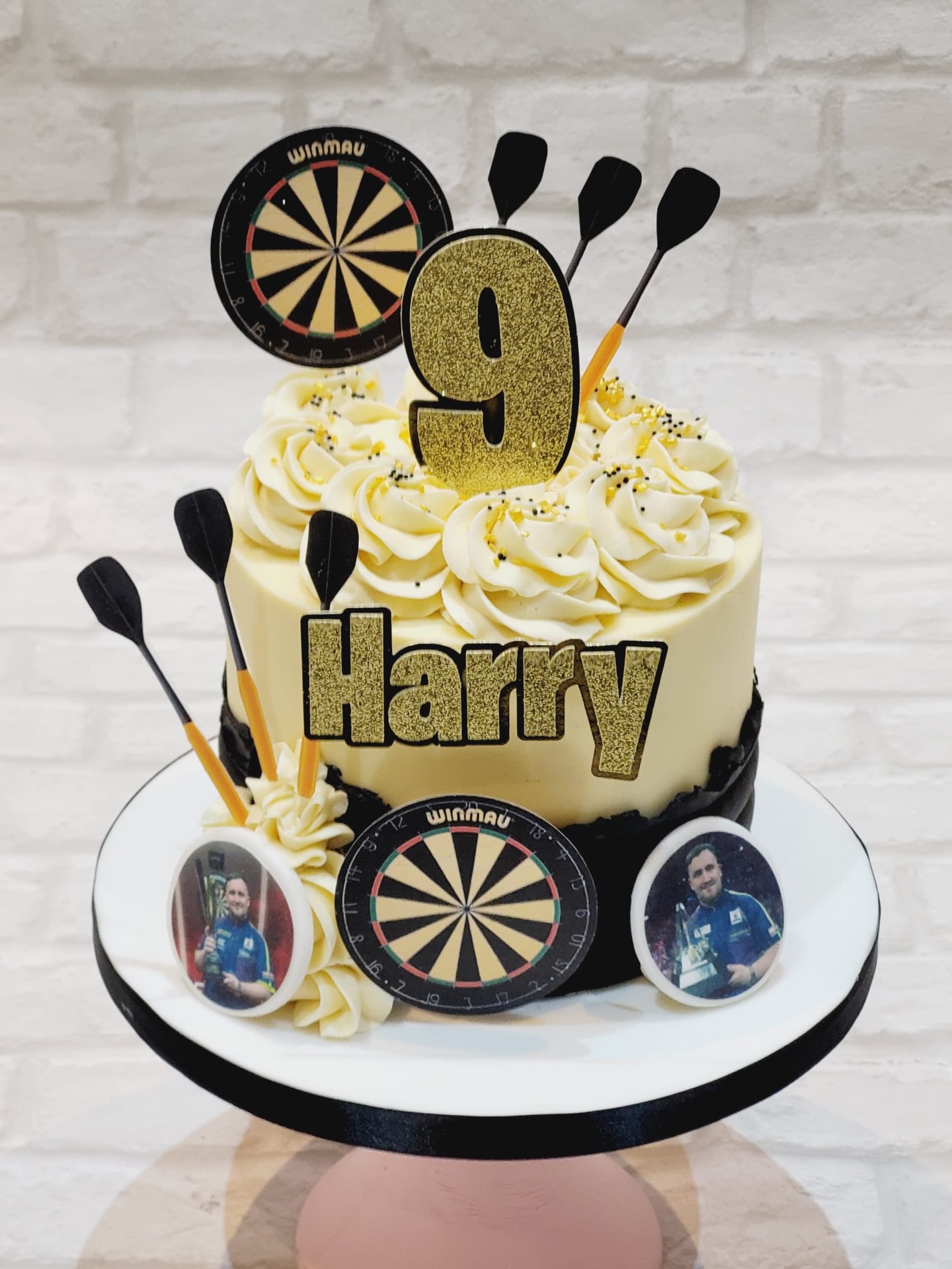 Bullseye for Harry’s 9th birthday! 🎯 A winning celebration cake for a future darts champion, finished in black, gold and cream with all the personalised details.
#BirthdayCake #DartsCake #KidsBirthdayCake #CelebrationCake #northwalescakes