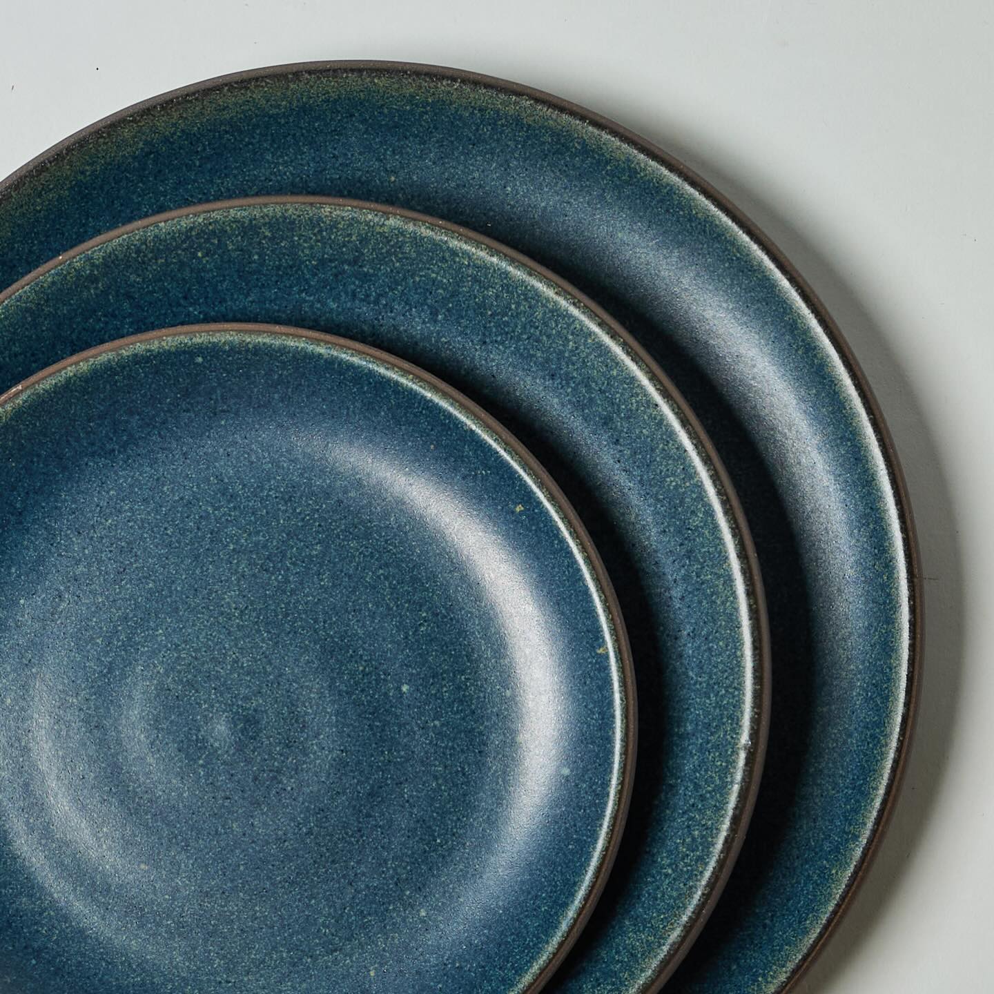 Night blue. A deep blue with elements of green where the glaze is thinner.
#handmade #dinnerware #plates #blue #londonstudio