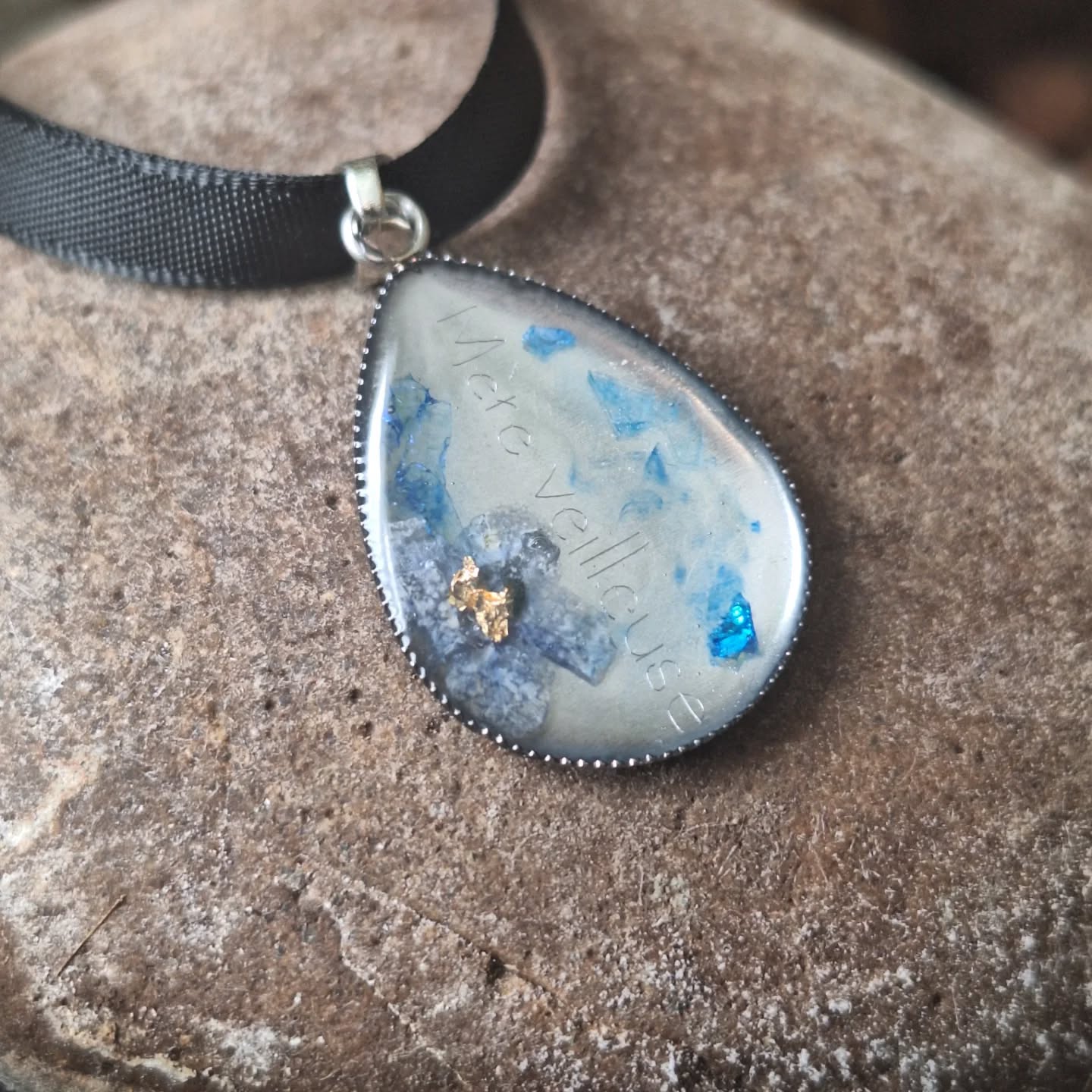✨ Idée cadeau Fête des Mères ✨
Offrez un moment de douceur avec ce pendentif gravé "Mère-veilleuse", sublimée par de vraies fleurs séchées 🌸
💛 Modèle unique – celui-ci est disponible
💌 Personnalisation possible sur commande
💶 15€
📦 Envoi dans toute la France
📍 Tain-l’Hermitage
Un cadeau plein d’amour, doux et lumineux… parfait pour faire fondre le cœur d’une maman 💫
#fetedesmeres #cadeaumaman #faitmain #artisanatfrancais #fleurssechees