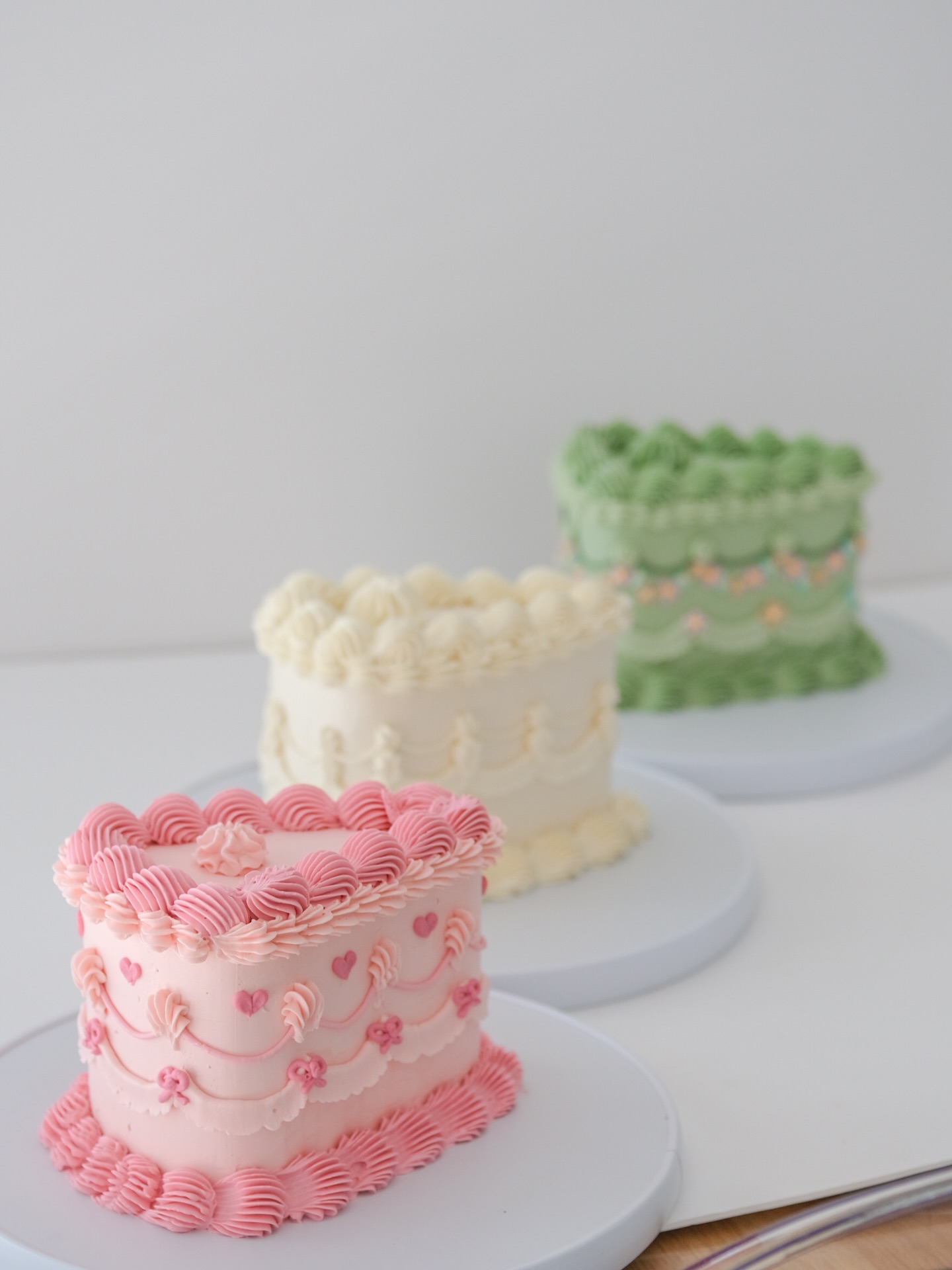 MOTHERS DAY 🌸
She gave you the last piece your whole life , so this ones ALL hers.
White - pure Grace
Pink - Classy princess
Green - Natural Queen
Drop a 🤍💚🩷 which one YOUR Mom is and you could win a slice 🌸
Cake slices are R300 each . ( serves 4 - 6ppl) .