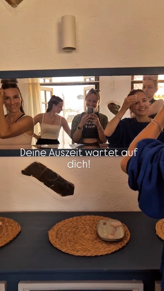 Vielleicht ist es Zeit, dich selbst wieder zu spüren.
Zeit, für einen Moment aus dem Alltag auszusteigen.
Aus dem Müssen.
Aus dem Funktionieren.
Aus all den Rollen, die du jeden Tag trägst.
Die inner you Retreats sind ein liebevoller Raum für dich, zum Durchatmen, Loslassen und Ankommen. Ein Ort, an dem du nichts leisten musst und einfach sein darfst.
Hier begegnen sich Frauen auf Augenhöhe.
Echt.
Offen.
Warmherzig.
Es entstehen Gespräche, die berühren.
Verbindungen, die tragen.
Momente, in denen du merkst: Ich bin nicht alleine.
Gemeinsam lachen, weinen, heilen, wachsen und erinnern wir uns daran, wie kraftvoll weibliche Verbindung sein kann.
Vielleicht ist genau jetzt deine Zeit, dir selbst diese Auszeit zu schenken. 🌿
#yogaretreatteneriffa #Auszeit #Frauenretreats