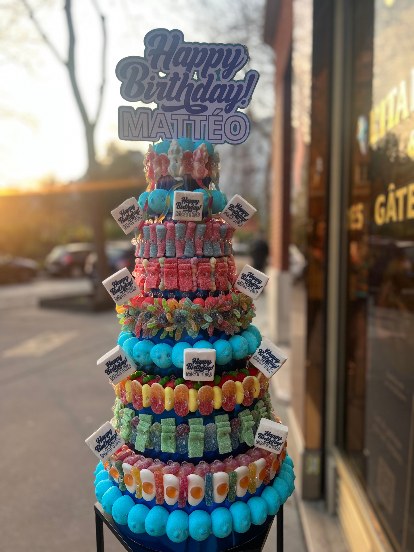 🍬✨ La Côte d'Azur mérite des soirées aussi sucrées qu'inoubliables !
Après avoir fait sensation dans les plus grandes boîtes de nuit parisiennes, Pastel Candy débarque sur la Côte d'Azur cet été 🌊🎉
Nos gâteaux de bonbons 100% personnalisés sont LA pièce maîtresse qui transforme chaque événement en moment magique — anniversaire, soirée VIP, événement exclusif à Cannes… on s'occupe de tout ! 🎂🥂
🎨 𝗘𝗡𝗧𝗜𝗘̀𝗥𝗘𝗠𝗘𝗡𝗧 𝗣𝗘𝗥𝗦𝗢𝗡𝗡𝗔𝗟𝗜𝗦𝗔𝗕𝗟𝗘𝗦
Couleurs, bonbons, taille… on crée selon VOS envies, pas de limites !
✅ 𝗣𝗢𝗨𝗥 𝗧𝗢𝗨𝗦 𝗟𝗘𝗦 𝗖𝗢𝗡𝗩𝗜𝗩𝗘𝗦
Disponibles en cacher, halal & sans gélatine de porc
📐 𝗧𝗢𝗨𝗦 𝗟𝗘𝗦 𝗙𝗢𝗥𝗠𝗔𝗧𝗦
Du classique dès 35€ aux pièces XXL pour les grands événements
⚡ 𝗕𝗘𝗦𝗢𝗜𝗡 𝗘𝗡 𝗨𝗥𝗚𝗘𝗡𝗖𝗘 ?
Nos gâteaux standards sont dispo à la dernière minute — retrait sur rendez-vous à Cannes 📍
🚚 𝗩𝗢𝗨𝗦 𝗔𝗡𝗧𝗜𝗖𝗜𝗣𝗘𝗭 ?
Commandez 5 jours ouvrés à l'avance et recevez votre création directement chez vous !
Vous organisez un événement sur la Côte d'Azur cet été ? Dites-nous tout en commentaire ou contactez-nous 👇
📩 magali@pastelcreation.fr
#PastelCandy #Cannes #CôteDAzur #GâteauDeBonbons #AnniversaireCannes #SoiréeVIP #NightlifeCannes #EventCannes #BonbonsCacher #GâteauPersonnalisé #AnniversaireSucré #FêteSucrée #CadeauGourmand #CannesEvent #SweetParty